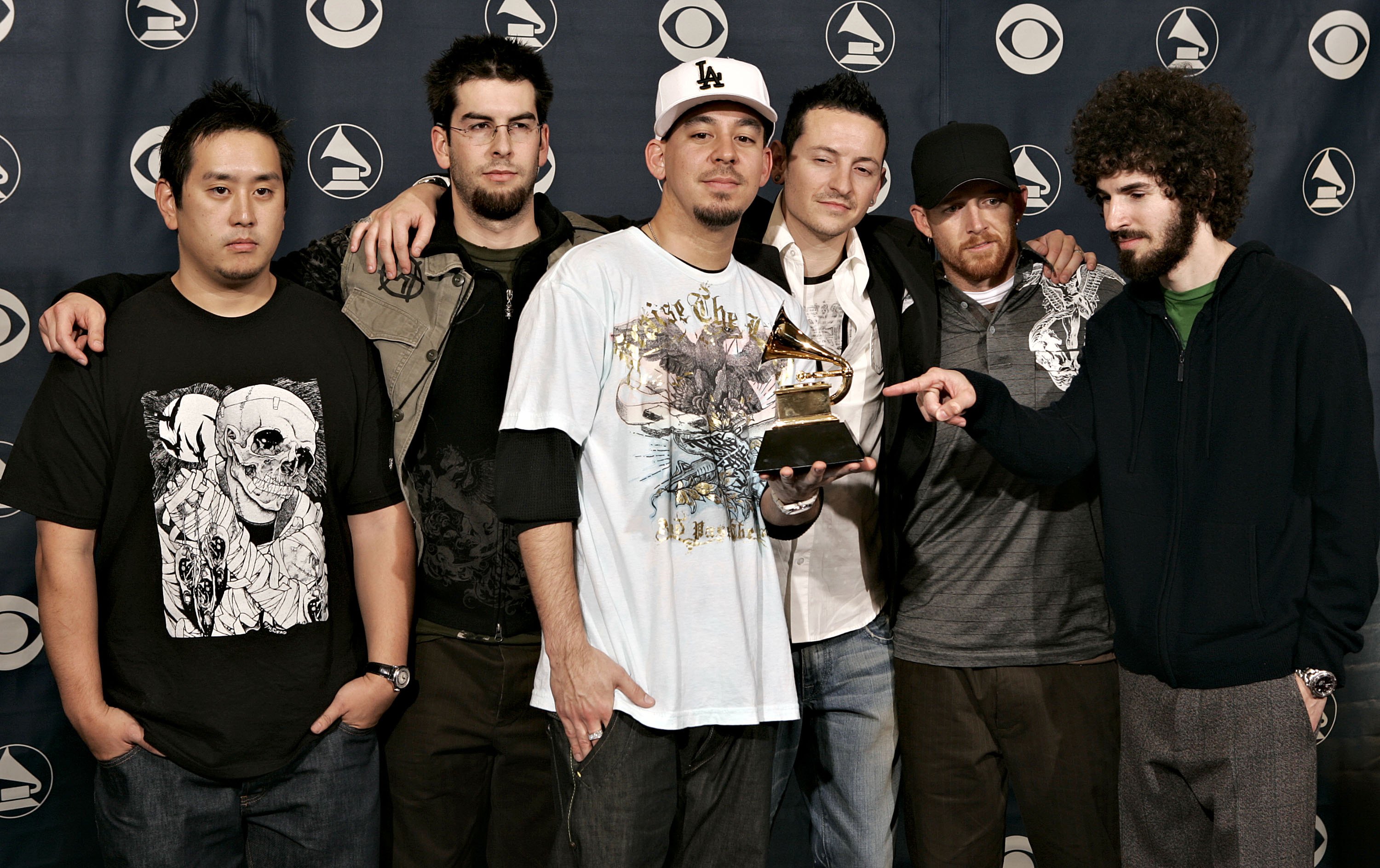 Linkin Park with their award for Best Rap/Sung Collaboration at the 48th Annual Grammy Awards on February 8, 2006 | Source: Getty Images