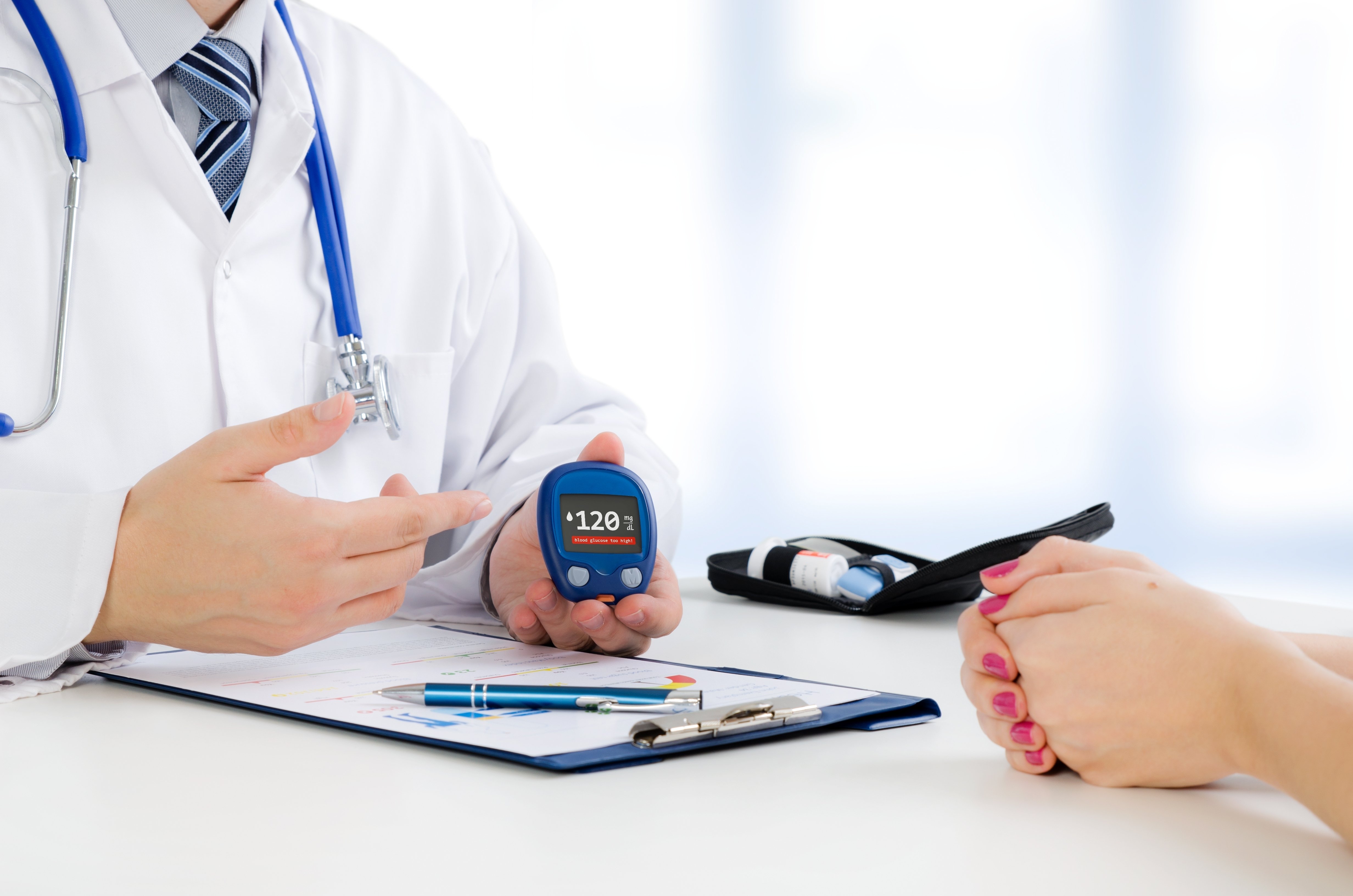 Médico realiza consulta a paciente | Foto: Shutterstock