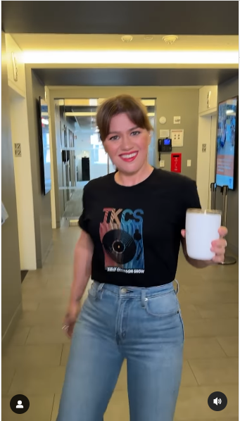 A photo  of Kelly Clarkson debuting a new hairstyle taken from a video posted on September 23, 2024 | Source: Instagram/kellyclarksonshow