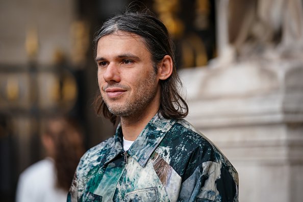 Orelsan porte une combinaison Stella McCartney en camouflage vert. |Photo : Getty Images.