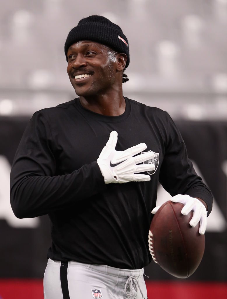 Wide receiver Antonio Brown #84 of the Oakland Raiders warms up before the NFL preseason game against the Arizona Cardinals at State Farm Stadium | Photo: Getty Images