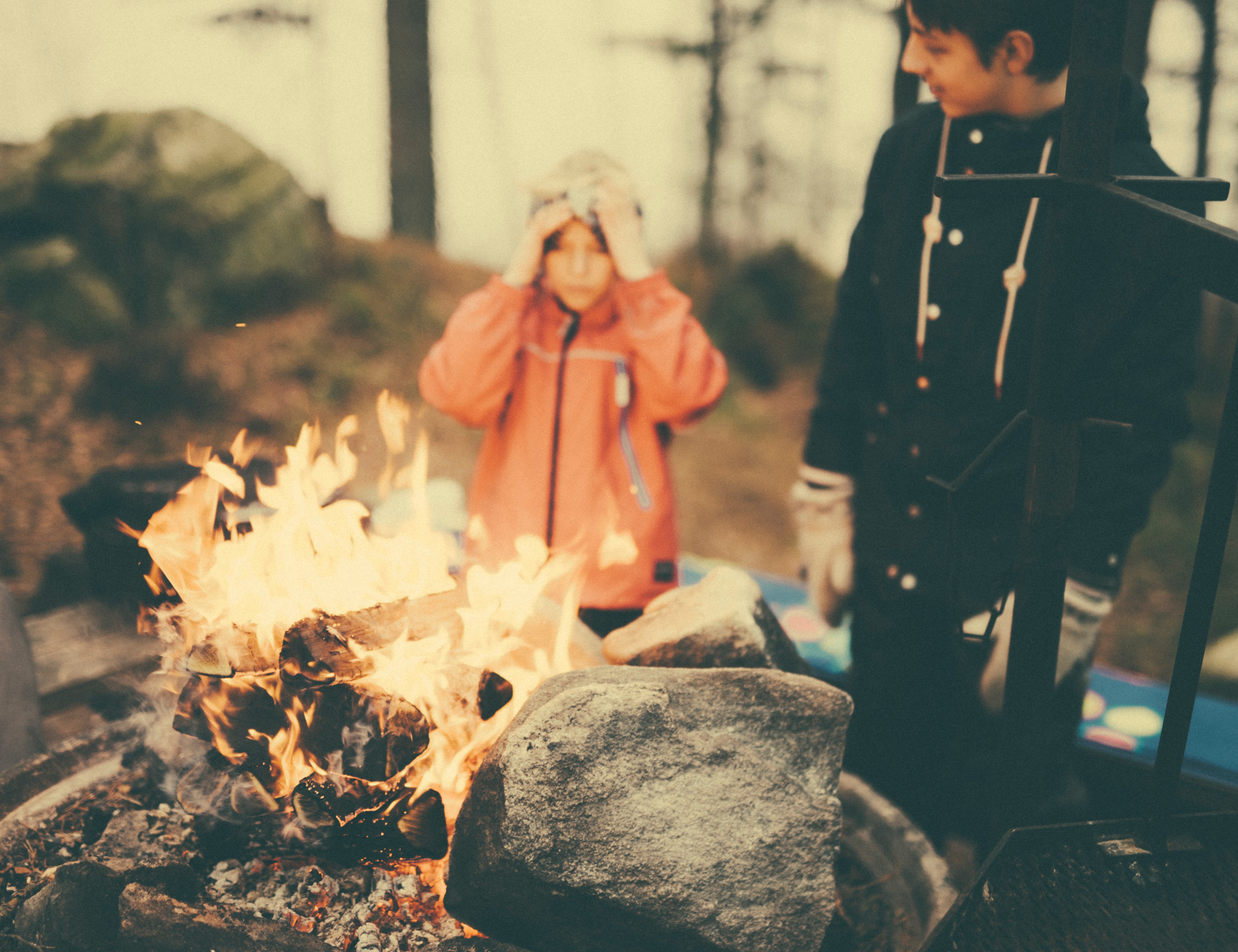 Two boys near a bonfire | Source: Unsplash