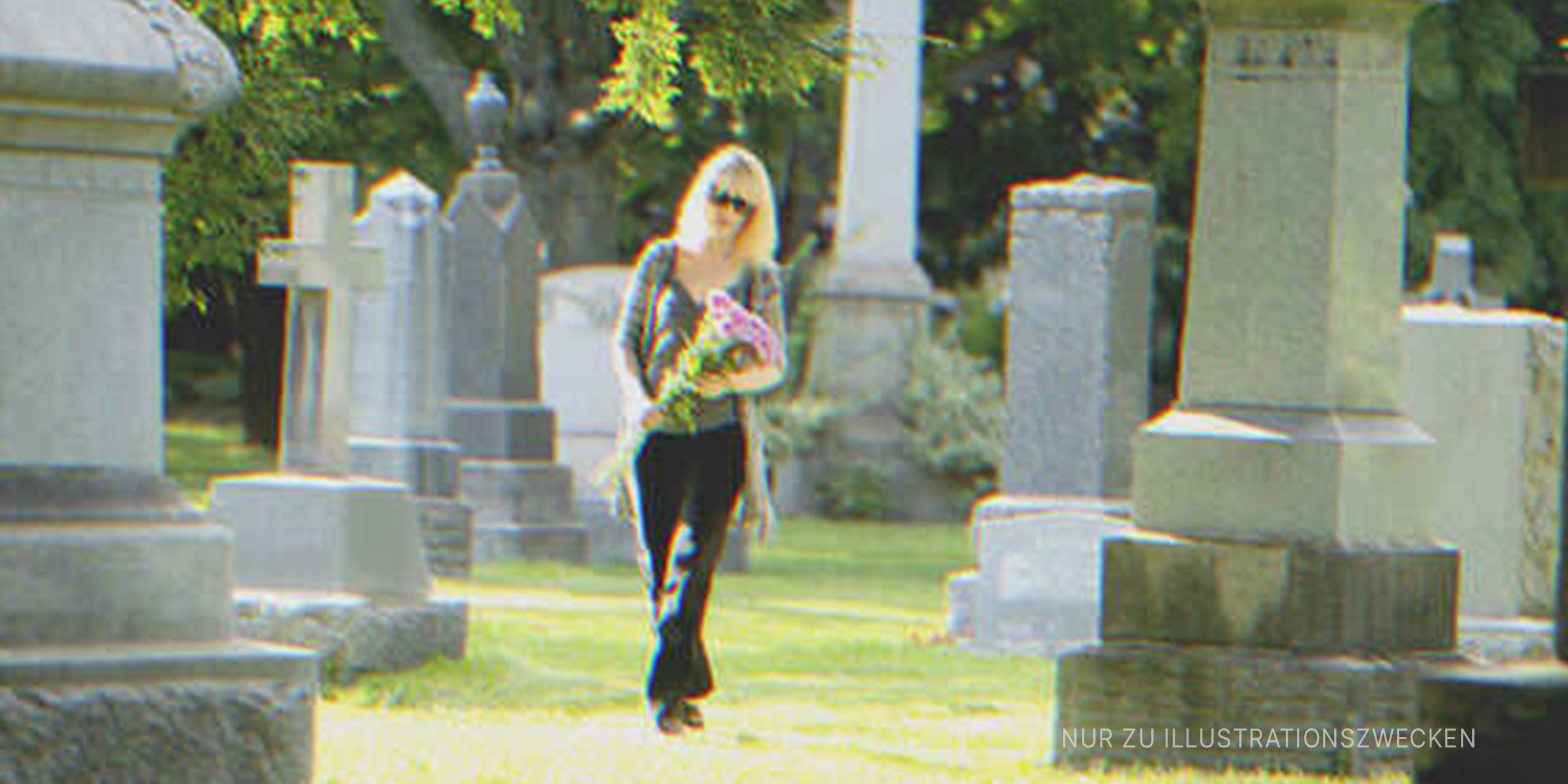 Frau auf einem Friedhof | Quelle: Shutterstock