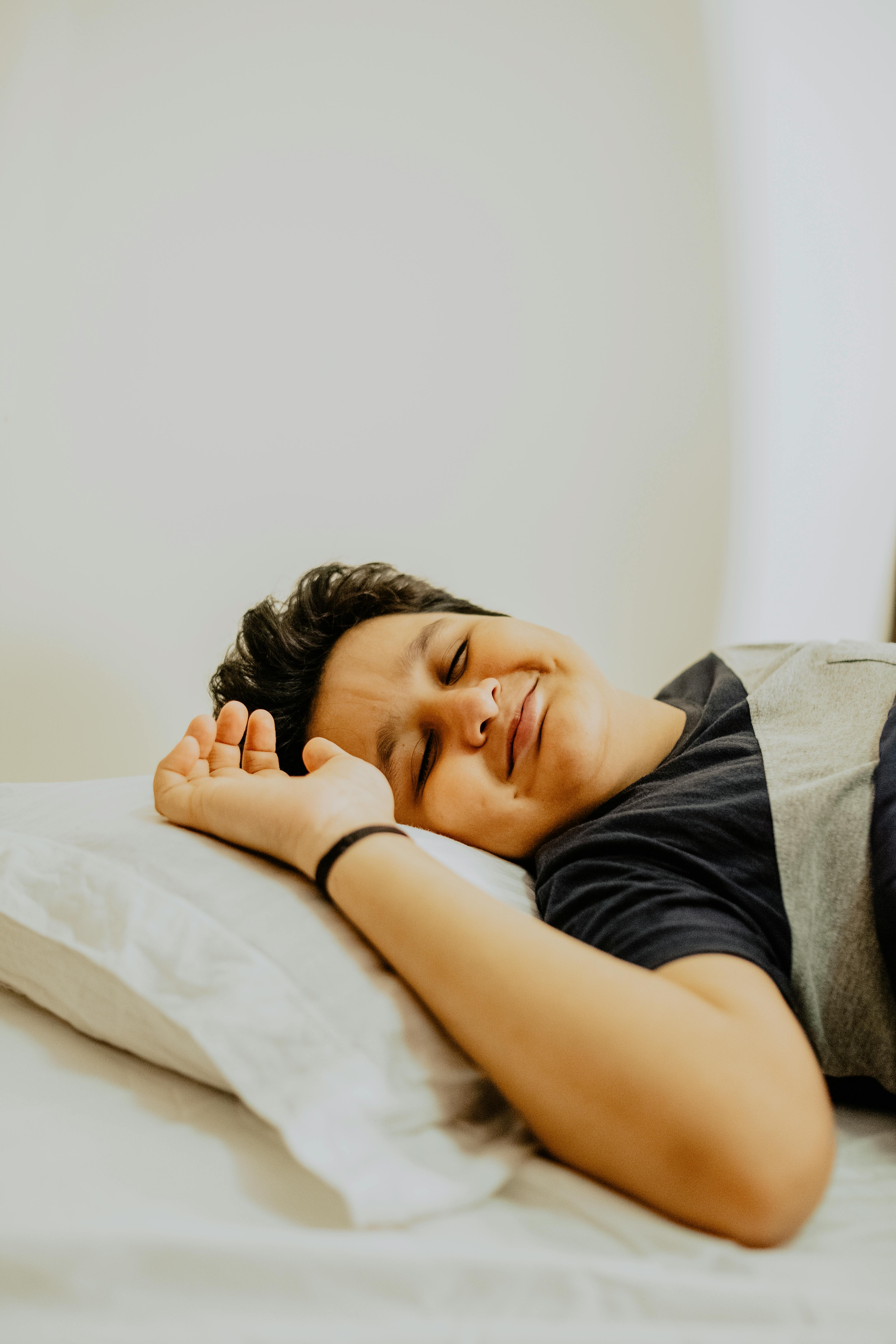 A happy boy sleeping | Source: Pexels