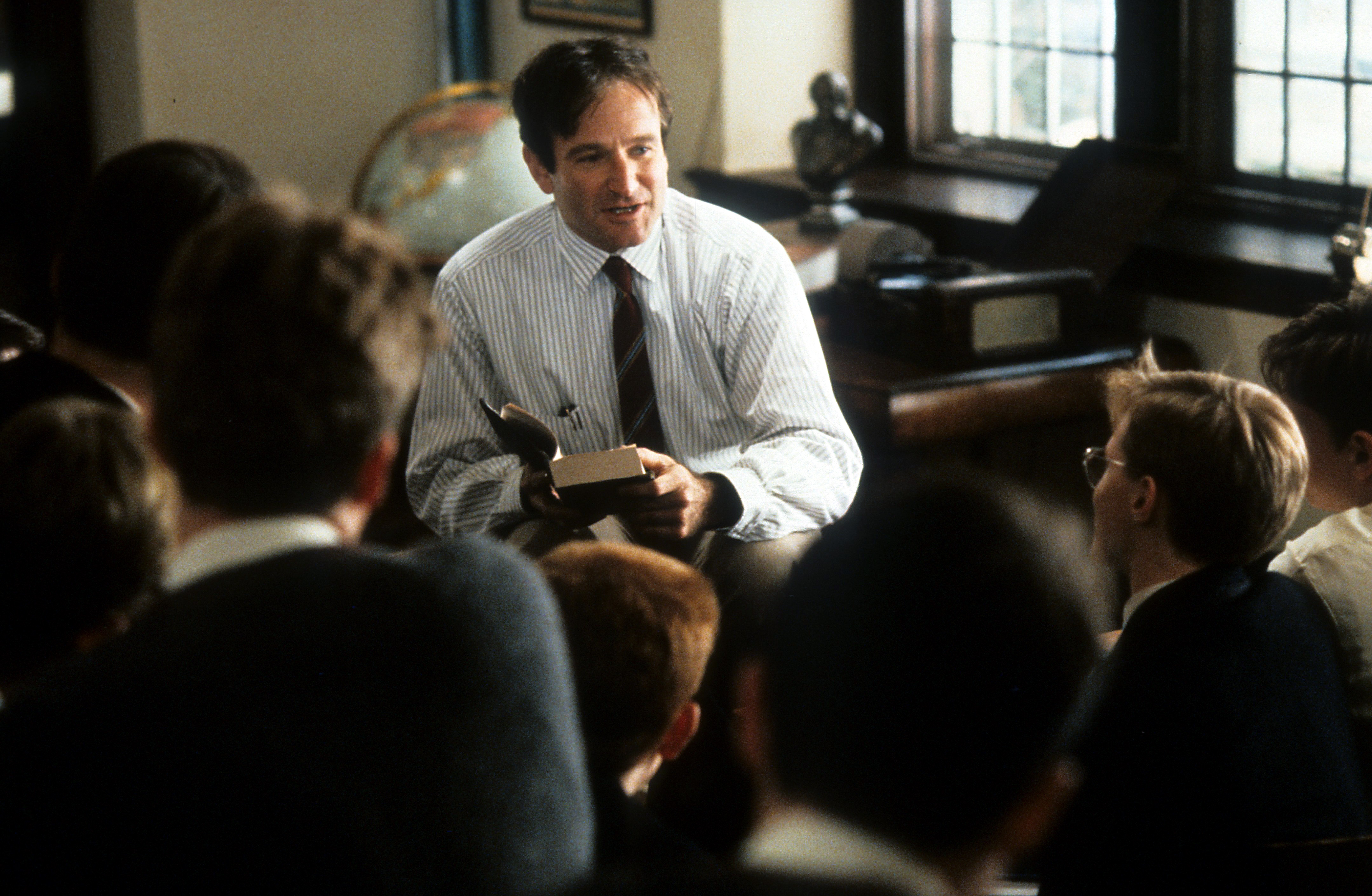 Robin Williams filming in a scene in "Dead Poets Society," circa1989. | Source: Getty Images