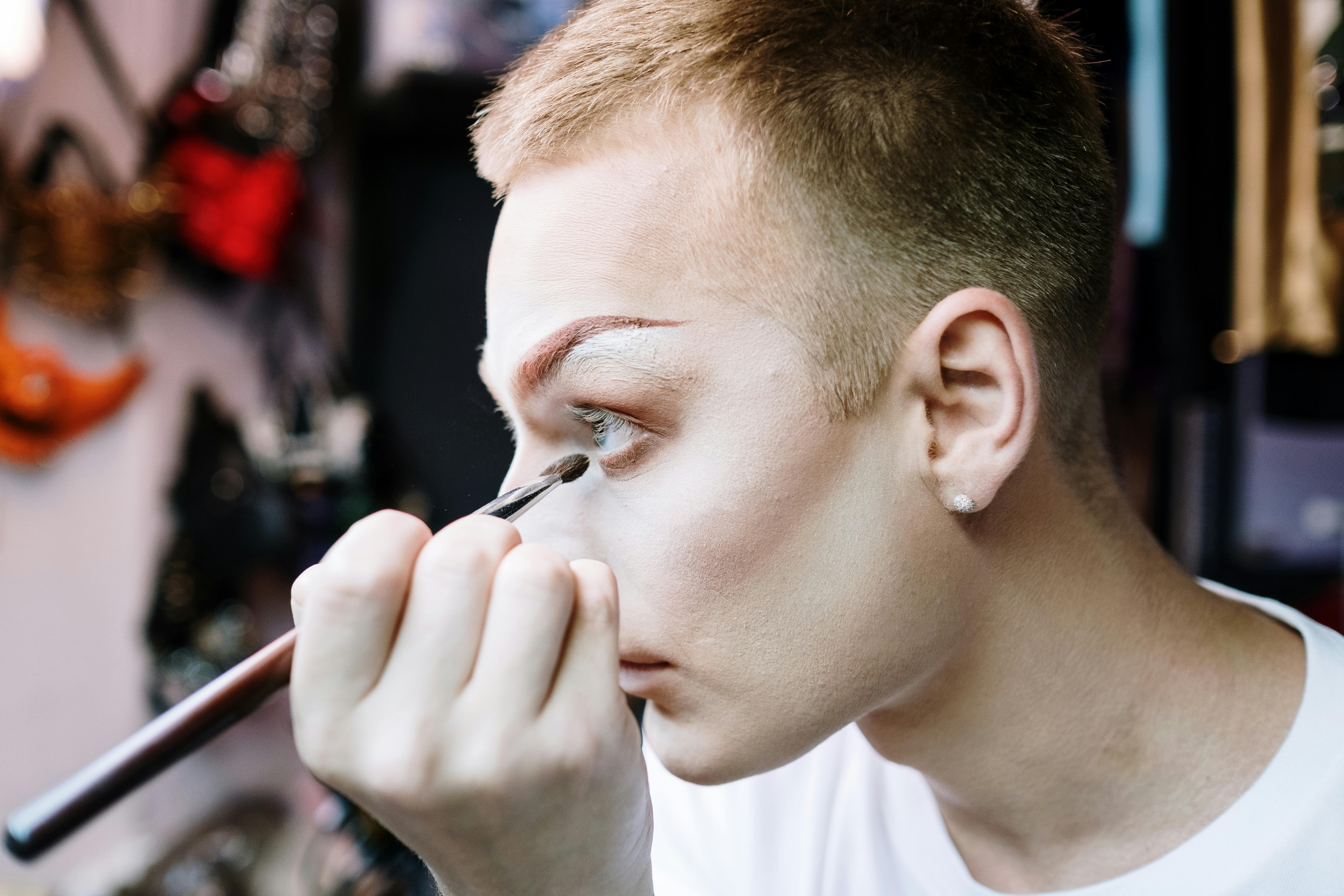 A person applying makeup | Source: Pexels