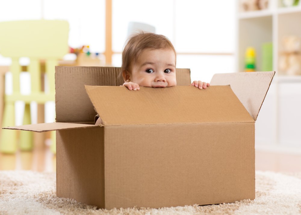 Baby inside a box. | Photo: Shutterstock