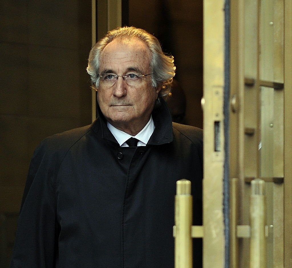 Bernard Madoff quitte le tribunal fédéral américain après une audience concernant sa libération sous caution, le 14 janvier 2009 à New York. | Photo : Getty Images