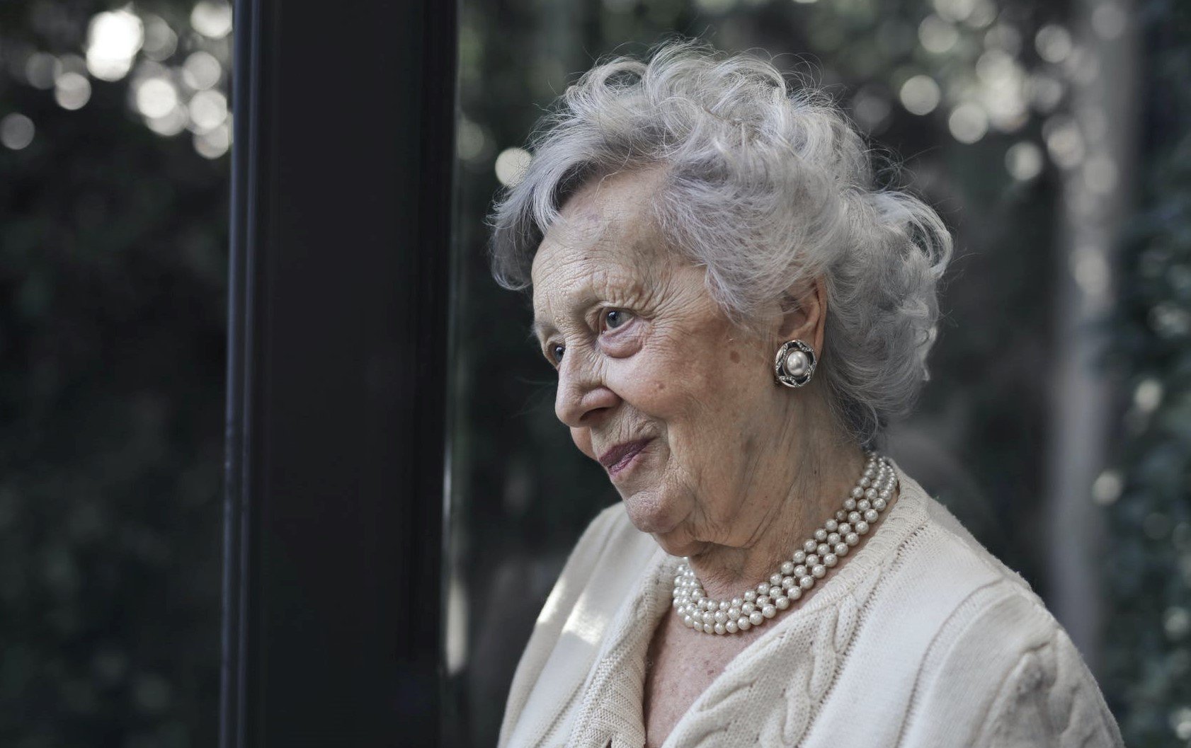 Mujer mayor en una ventana. | Foto: Pexels