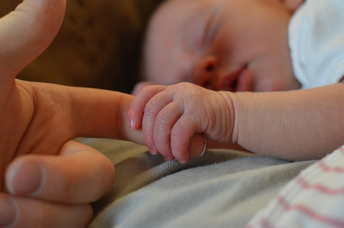 Bebé sosteniendo el dedo de su madre.| Imagen tomada de: Pxhere