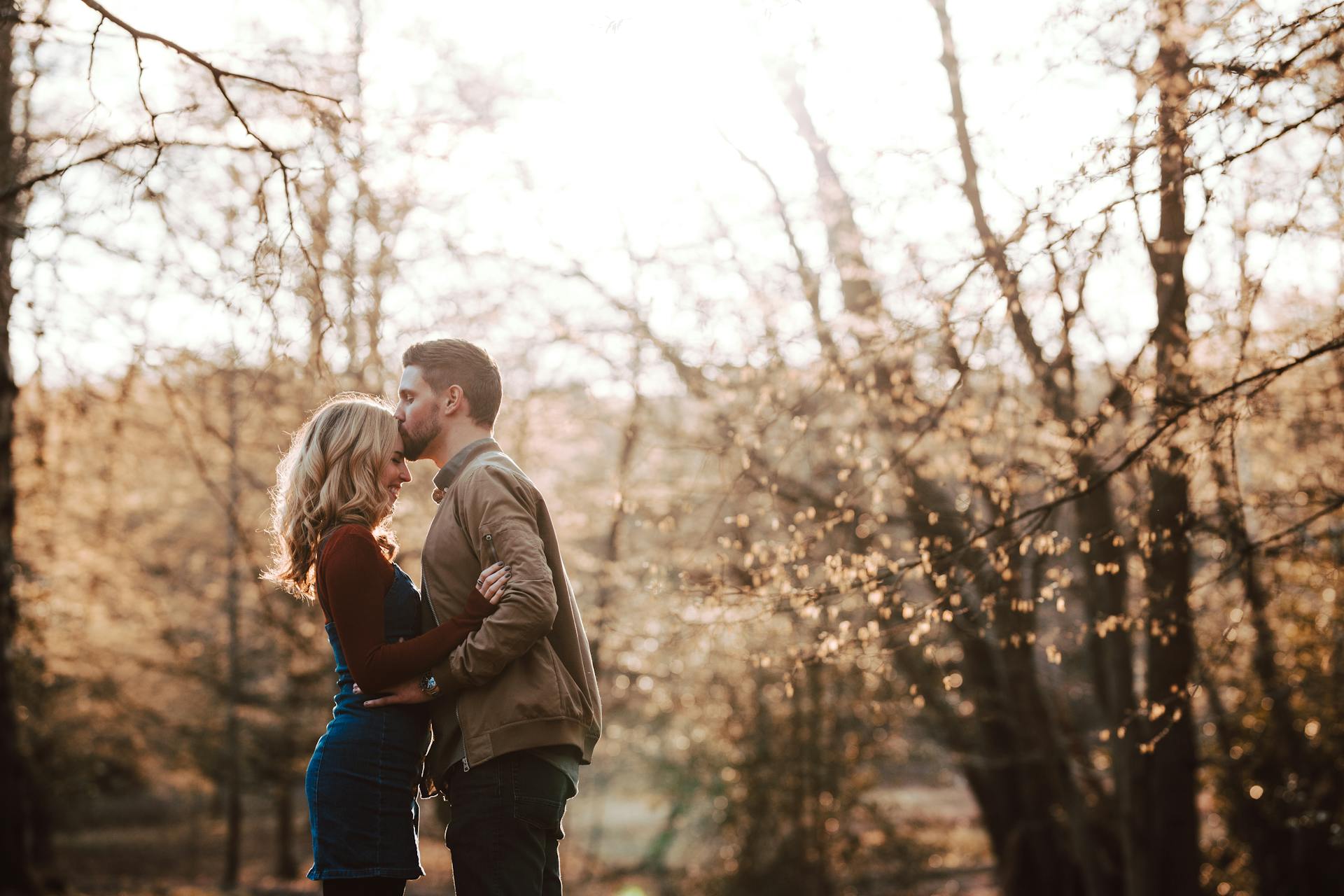 Un hombre besando a su novia en la frente | Fuente: Pexels