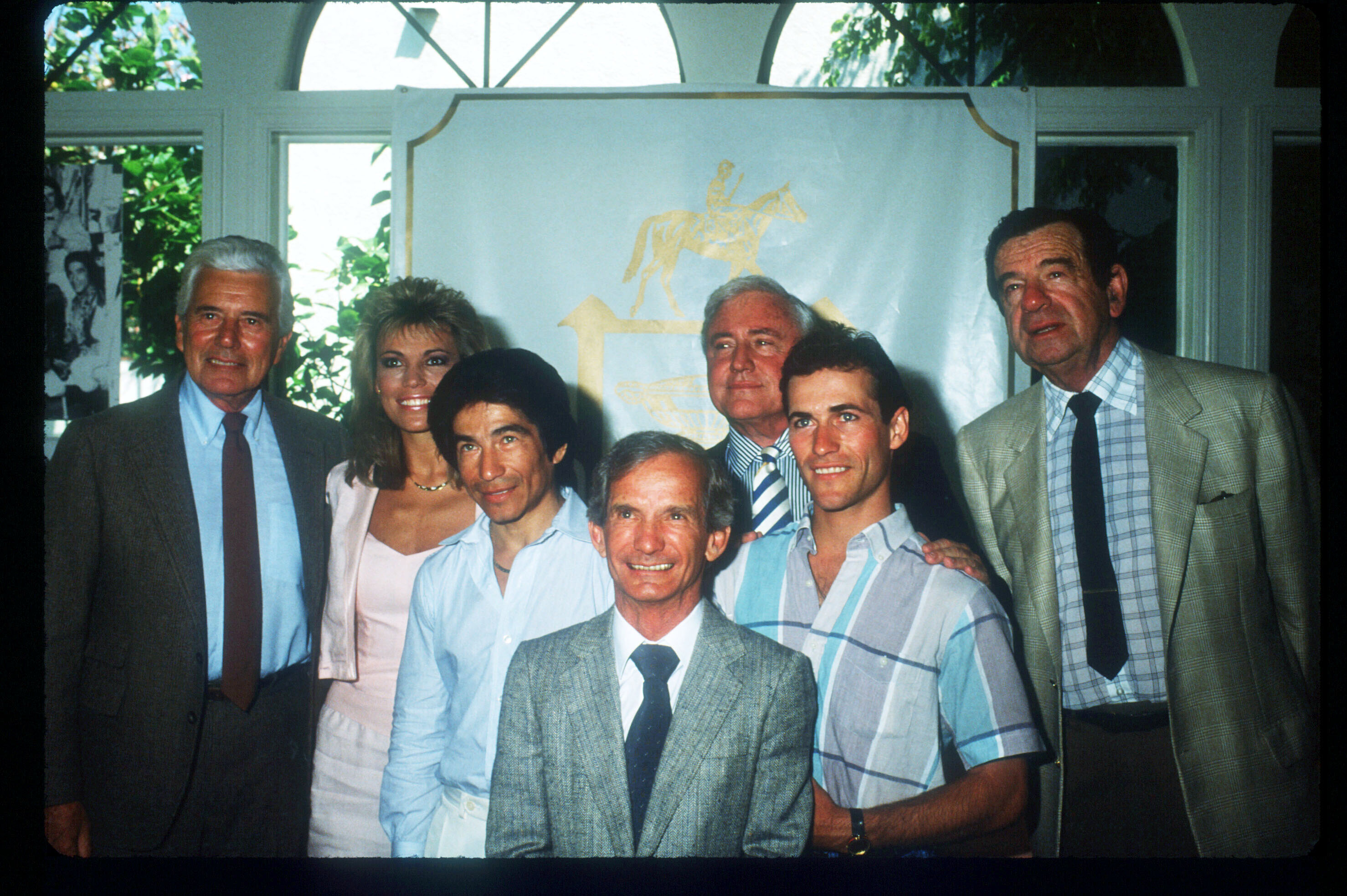 John Forsythe, Vanna White, Laffit Pincay Jr., Willie Shoemaker, Merv Griffin, Gary Stevens and Walter Matthau at the celebration for the fiftieth anniversary of the Hollywood Park race track in Los Angeles 1988 | Source: Getty Images