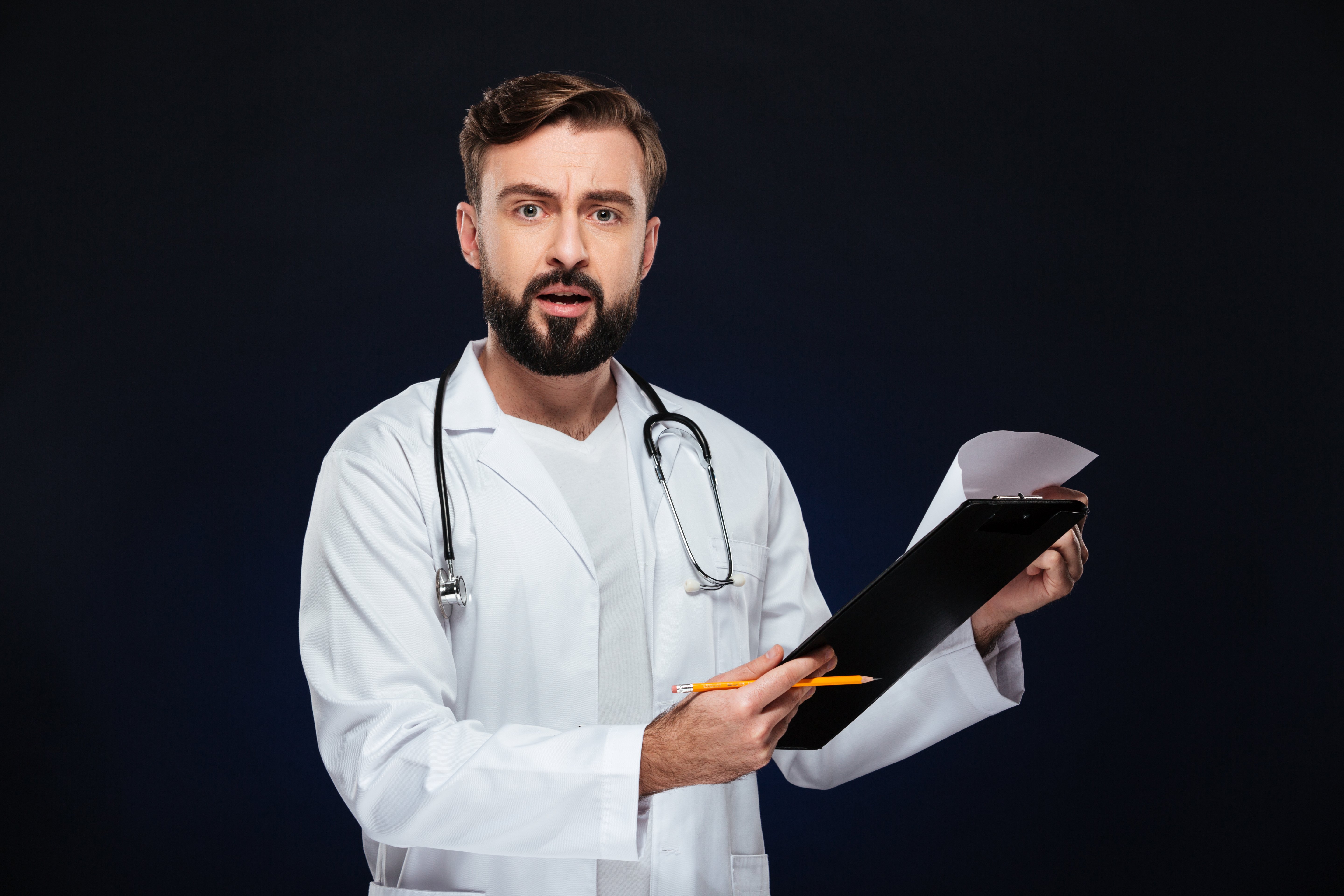 Portrait of a shocked male doctor. | Photo: Freepik.