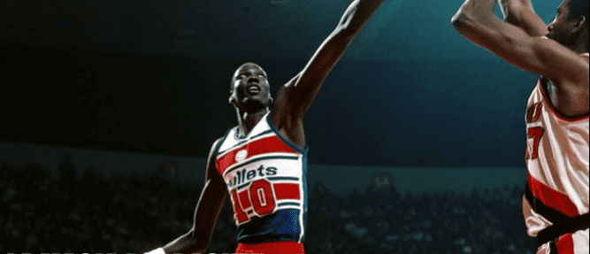 Manute Bol blocking a shot while playing for the Washington Bullets | Photo: YouTube/La Magia Del Basket