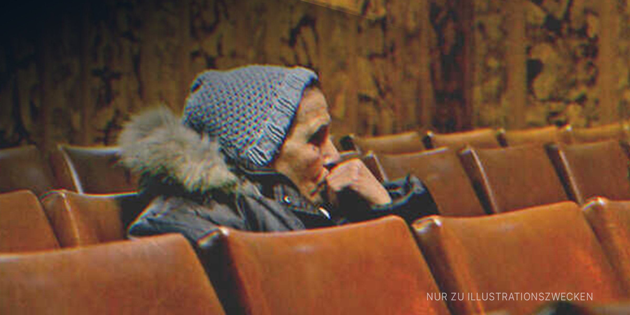 Alte Frau in Tränen während einer Theateraufführung | Quelle: Getty Images