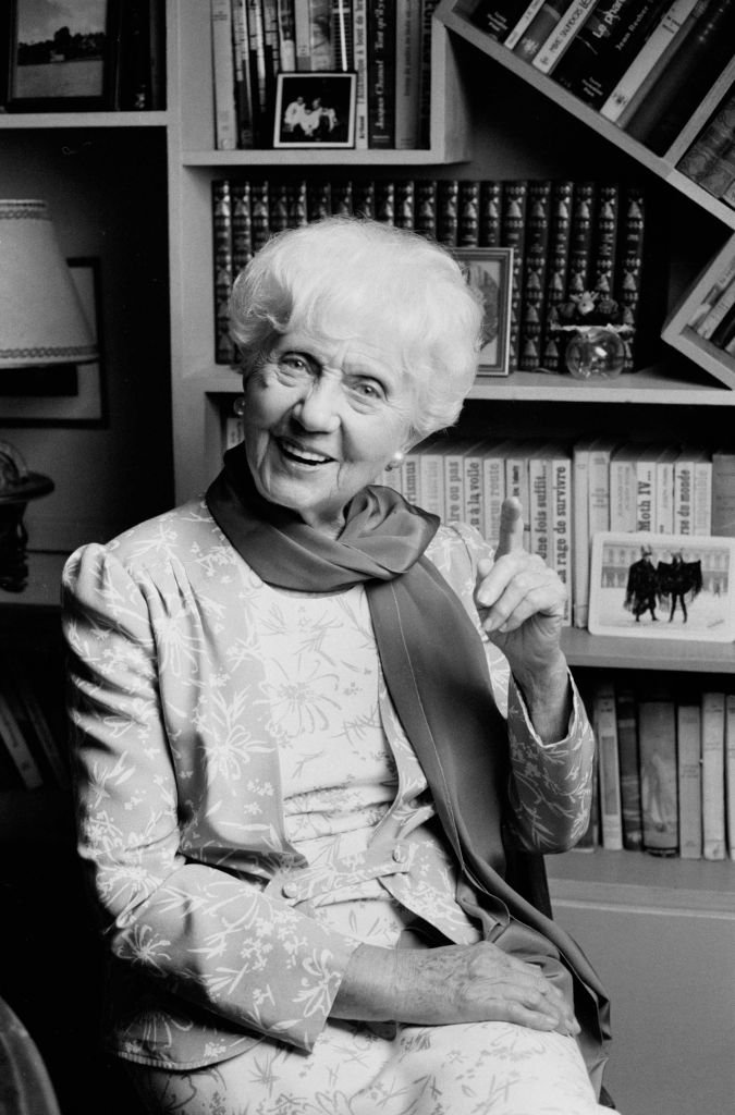 L'actrice française Denise Grey chez elle à Paris le 26 juin 1984, France. | Photo : Getty Images
