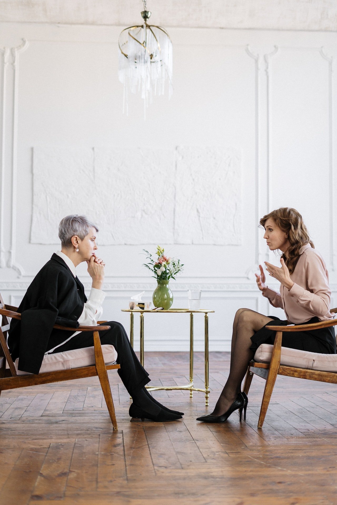 Una mujer joven teniendo una sesión con una terapeuta. | Foto: Pexels