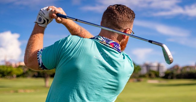 Zwei junge Männer spielen Golf auf einem Golfplatz. | Quelle: Shutterstock
