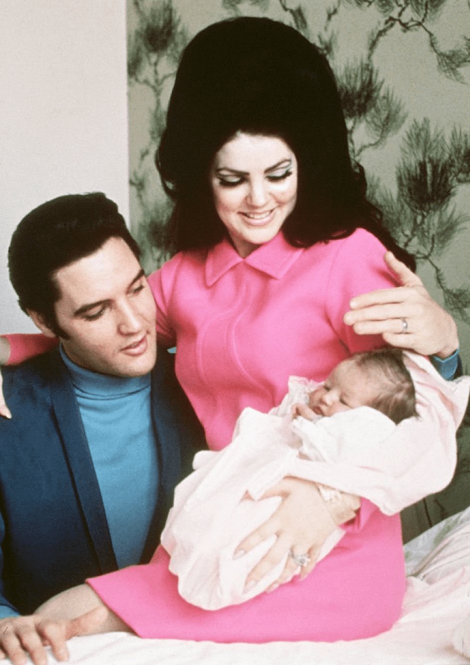 Elvis Presley, Priscilla, und Lisa Marie in Memphis, Tennessee, am 5. Februar 1968. | Quelle: Getty Images