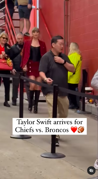 Taylor Swift arriving at Arrowhead Stadium with her mom trailing behind her, posted on November 10, 2024 | Source: Instagram/extratv