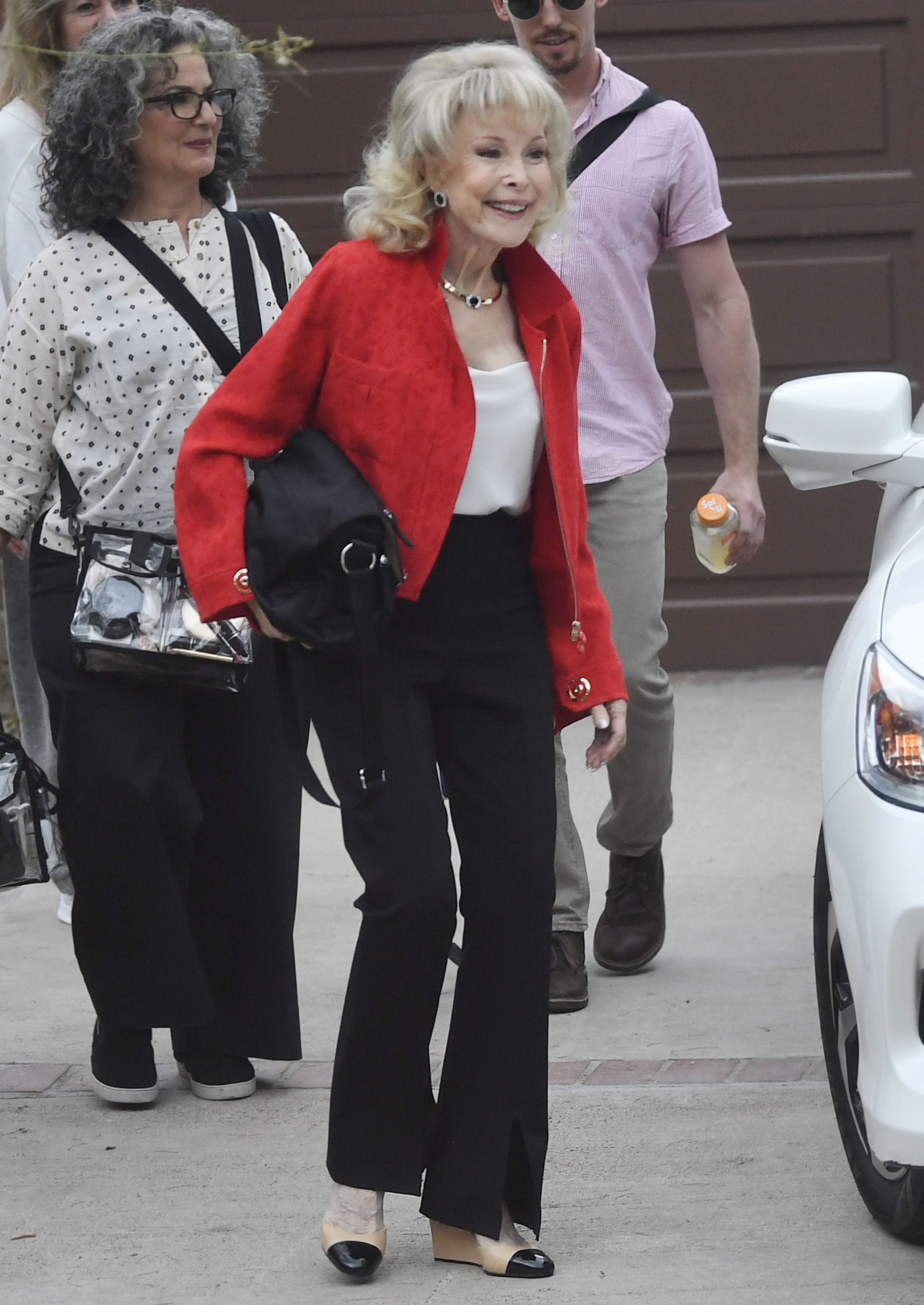 Barbara Eden leaves a restaurant on May 23, 2024, in Los Angeles, California. | Source: Getty Images