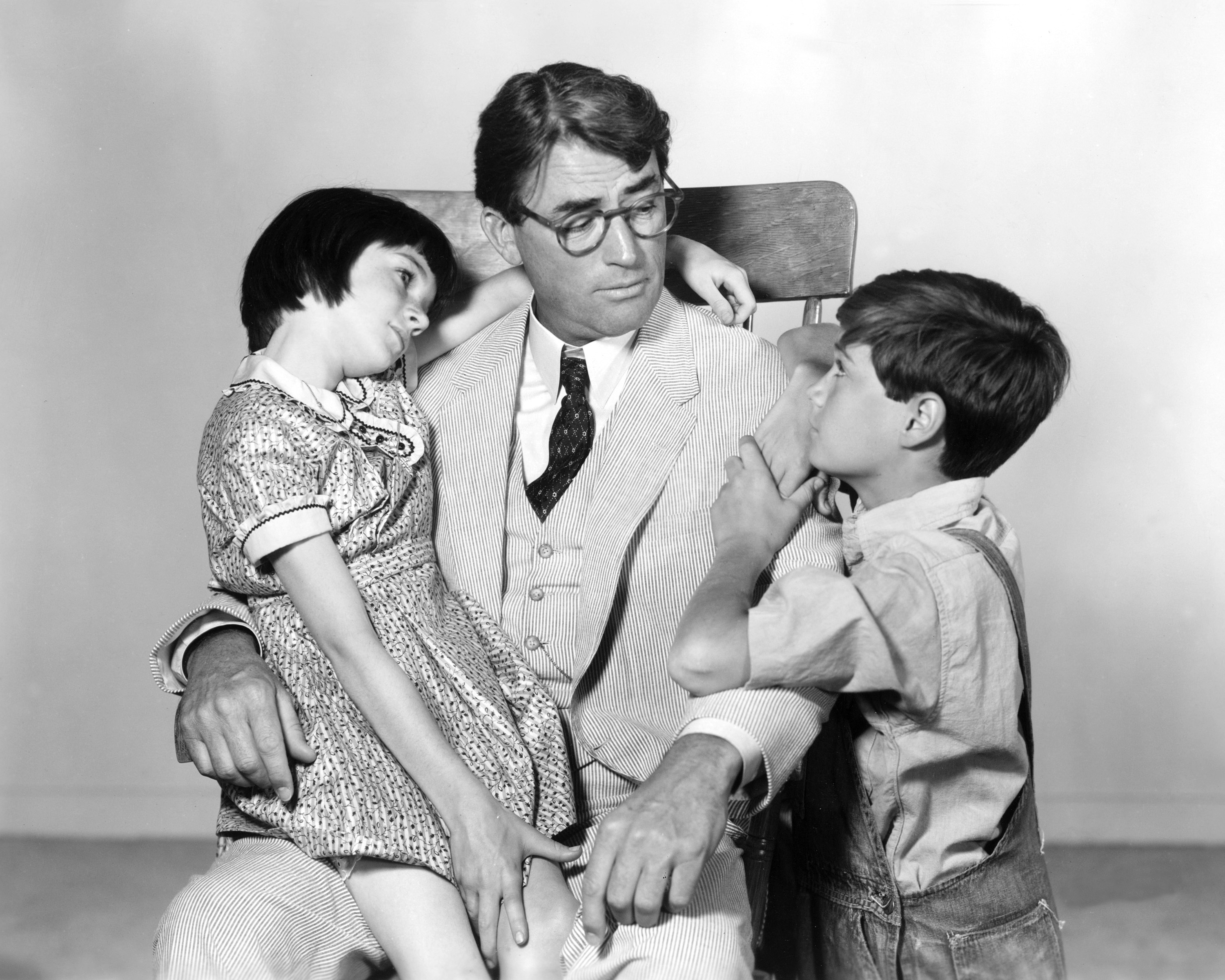 Gregory Peck as Atticus Finch with Mary Badham as Scout and Phillip Alford as Jem in "To Kill A Mockingbird," 1962 | Source: Getty Images',