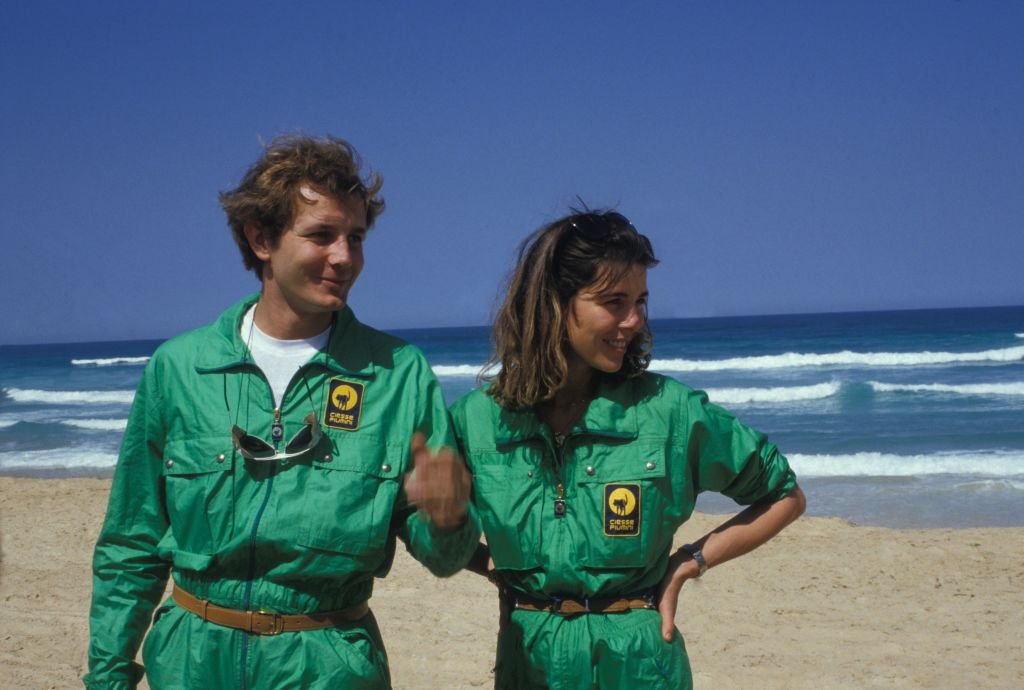 La princesa Caroline de Mónaco y Stefano Casiraghi en la playa durante el rally automovilístico París-Dakar en enero de 1985 en Senegal. | Foto: Getty Images