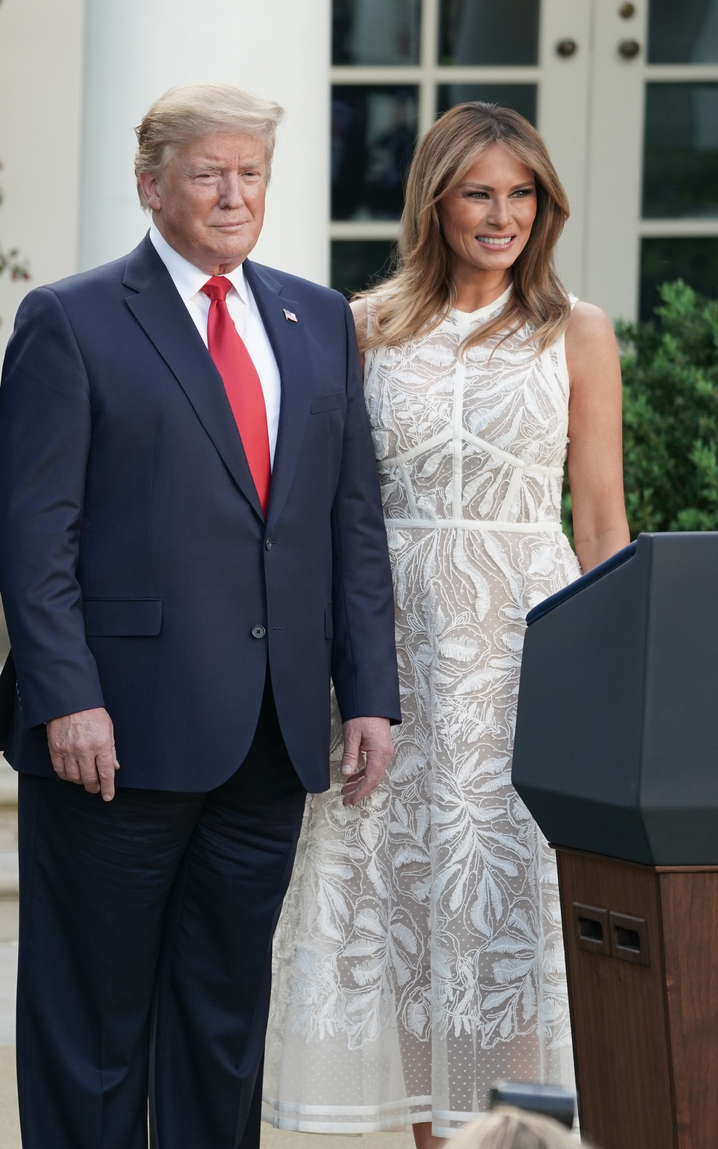 Donald Trump y Melania Trump en el jardín de rosas de la Casa Blanca | Foto: Getty Images