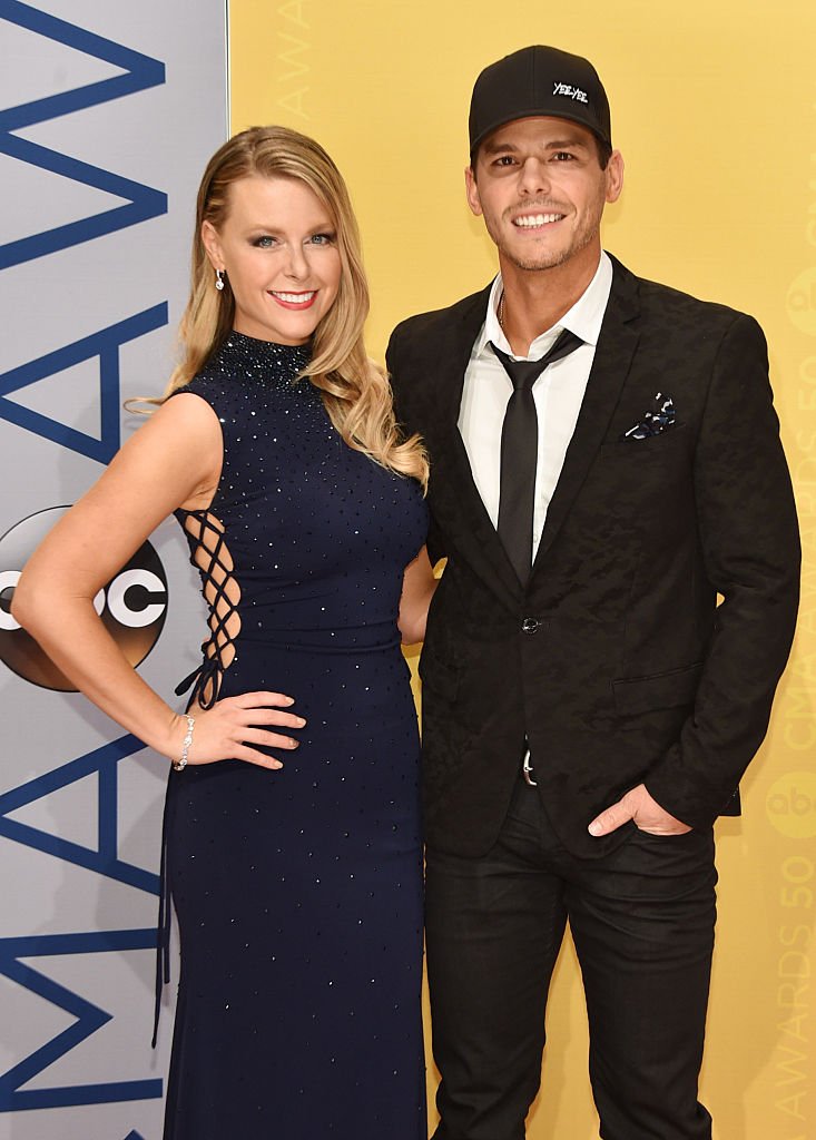 Granger Smith (R) and wife Amber Bartlett attend the 50th annual CMA Awards at the Bridgestone Arena on November 2, 2016 | Photo: Getty Images