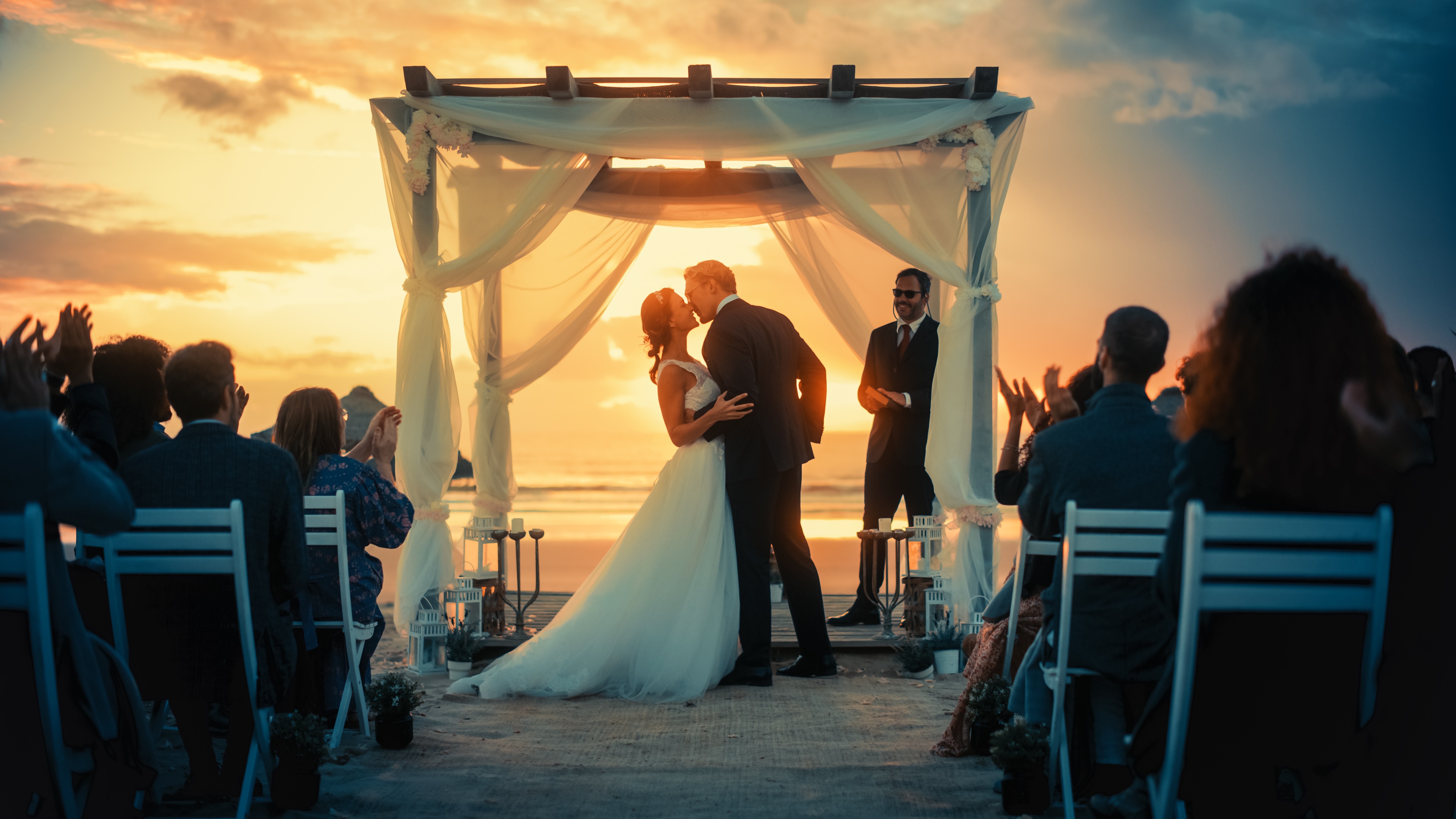 Braut und Bräutigam küssen sich bei ihrer Hochzeit | Quelle: Shutterstock