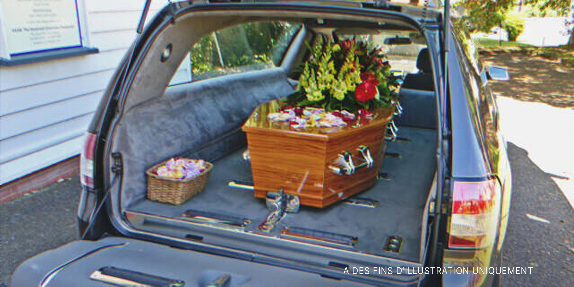 Un cercueil dans un corbillard. | Source : Shutterstock