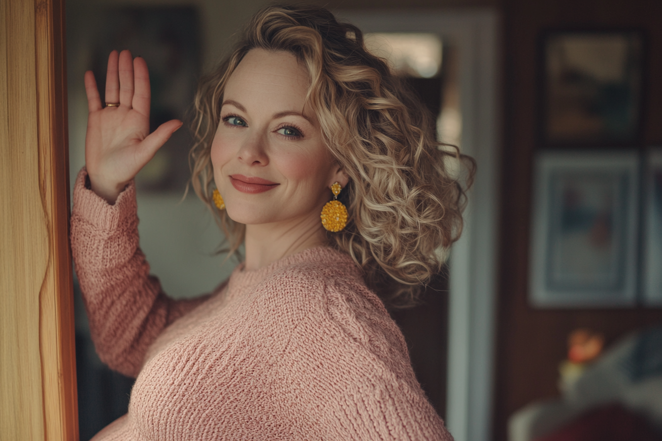 Uma mulher grávida na casa dos 30 anos acena em despedida com um pequeno sorriso | Fonte: Midjourney