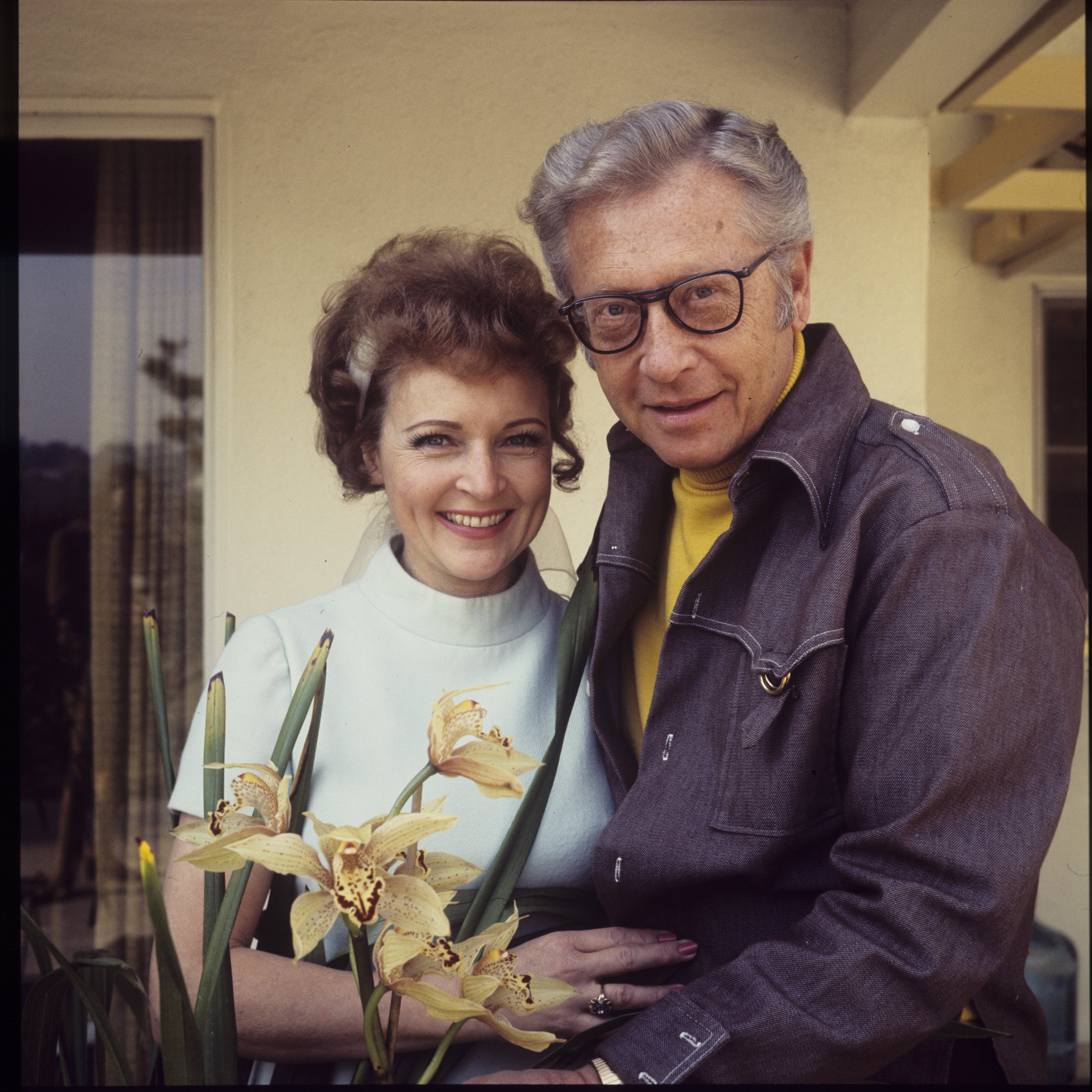 Betty White and Allen Ludden at their home in 1972. | Source: Getty Images 