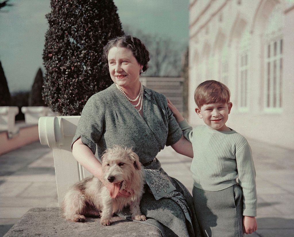 Queen Elizabeth George VI's wife with her grandson Prince Charles and Pippin the dog in 1950. | Source: Lisa Sheridan/Studio Lisa/Getty Images