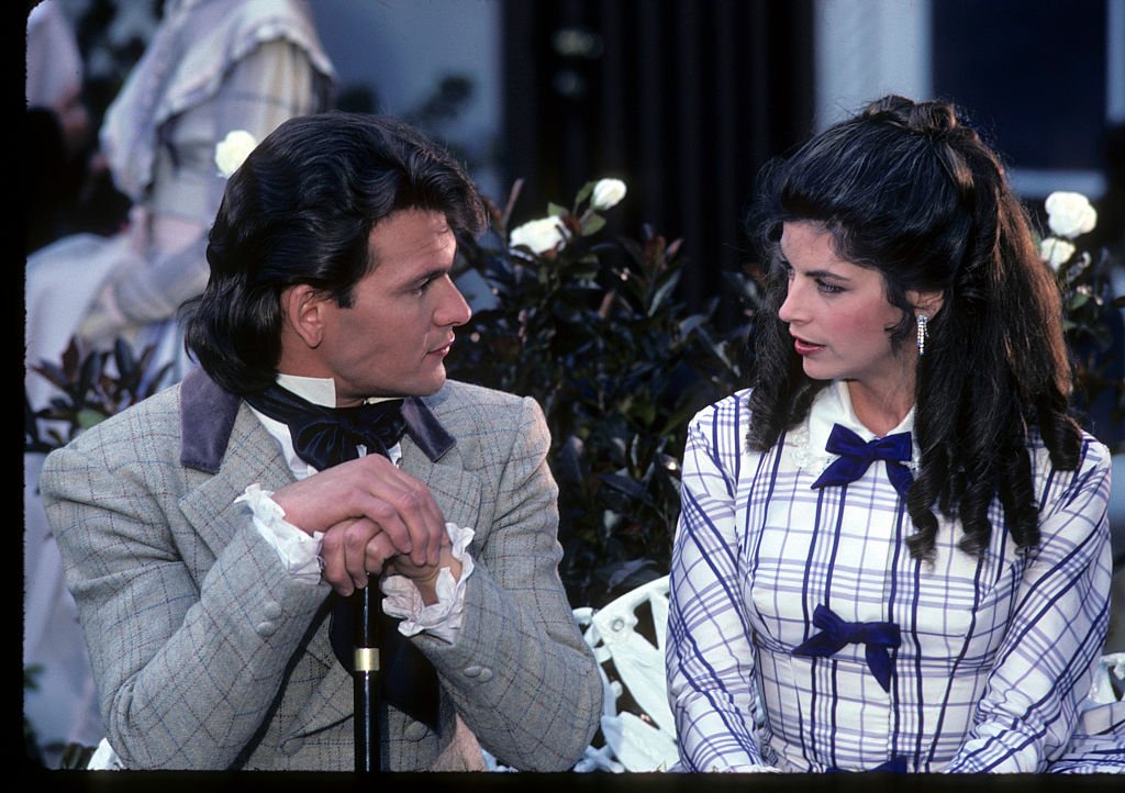 Kirstie Alley Patrick Swayze am Set der Miniserie “Fackeln im Sturm” | Quelle: Getty Images
