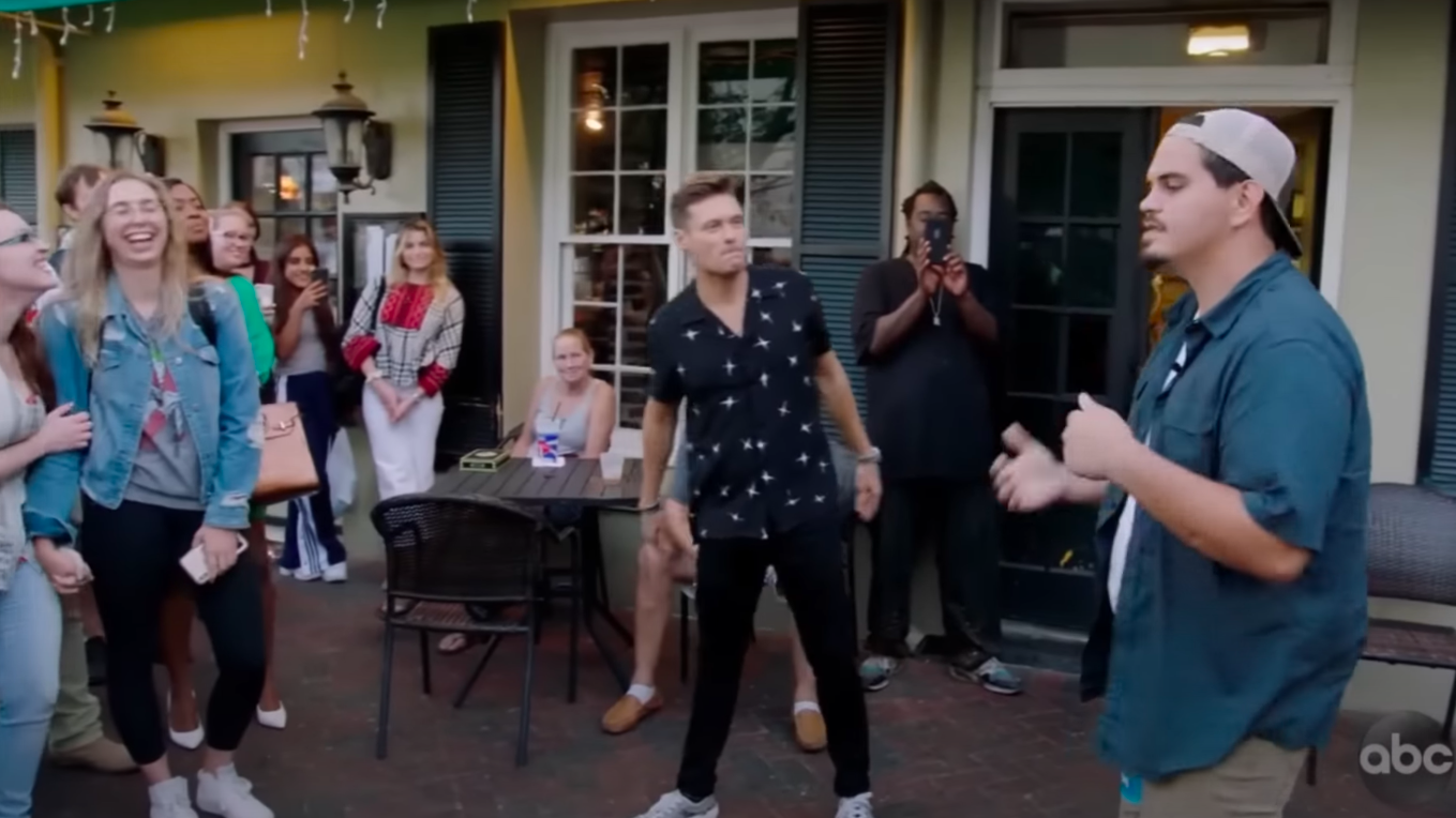 Ryan Seacrest leading Doug Kiker's warm up in front of the public before he auditioned for the judges. | Source: YouTube/Talent Recap