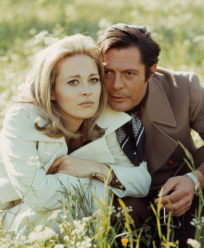 talian actor Marcello Mastroianni and U.S. actress Faye Dunaway are shown on the set of the movie "Gli amanti" (The Lovers) at Cortina d'Ampezzo July 4 1968. | Source: Getty Images