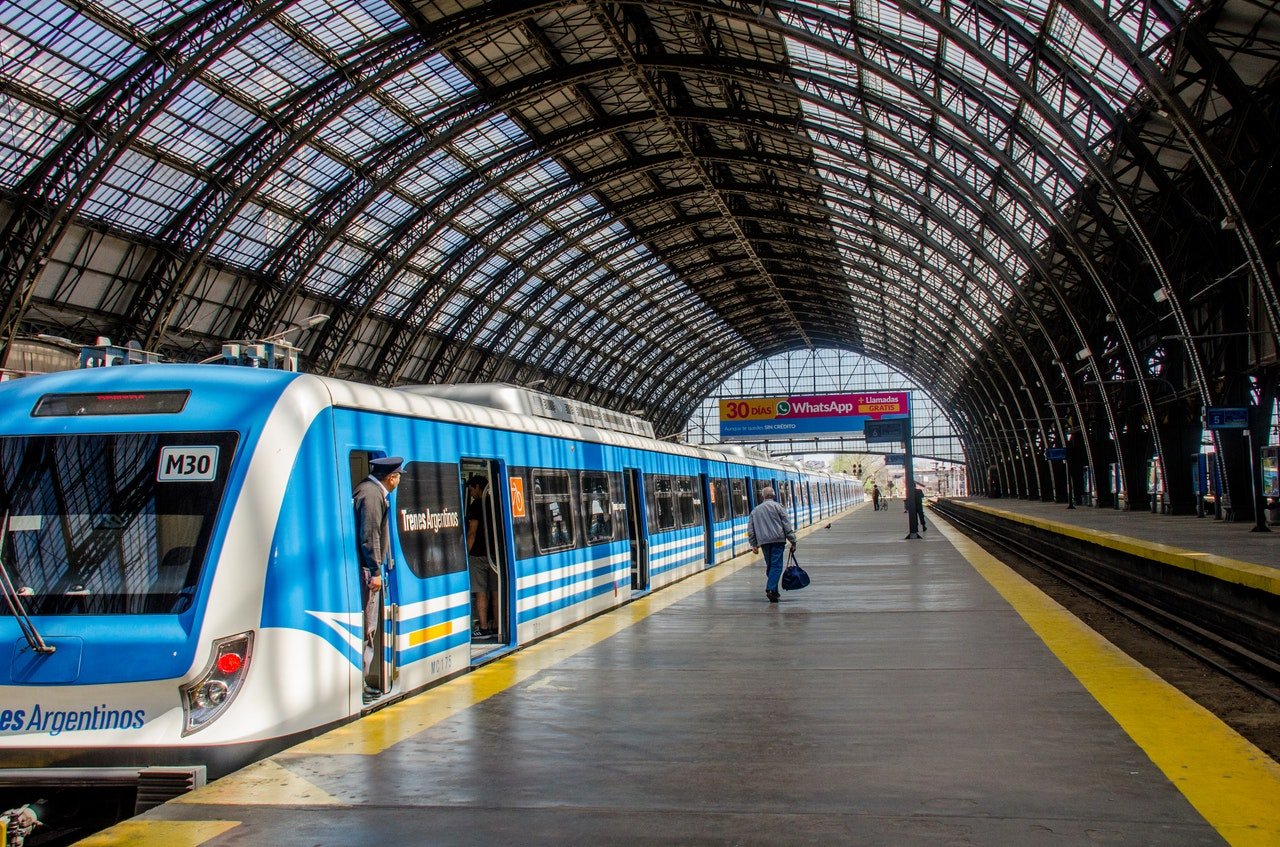 Photo of a train in a train station | Photo: Pexels