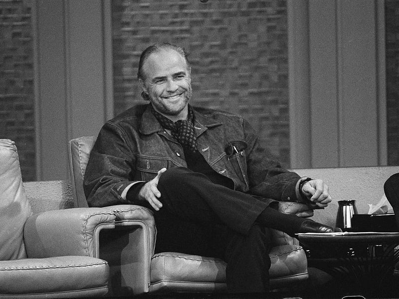Marlon Brando on the "The Dick Cavett Show" in 1973 after having won the Oscar for "The Godfather" | Source: Wikimedia