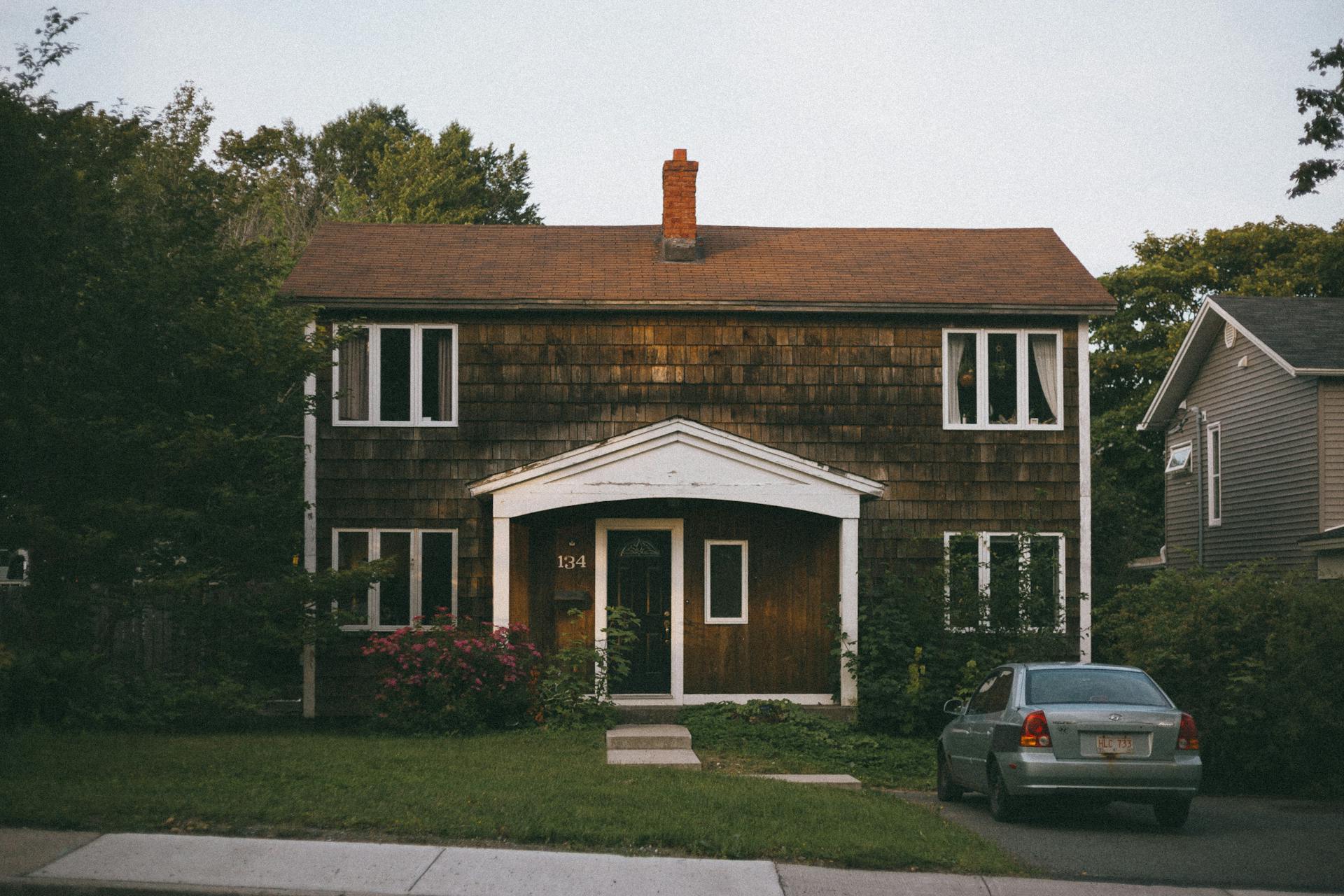 A car parked outside a house | Source: Pexels