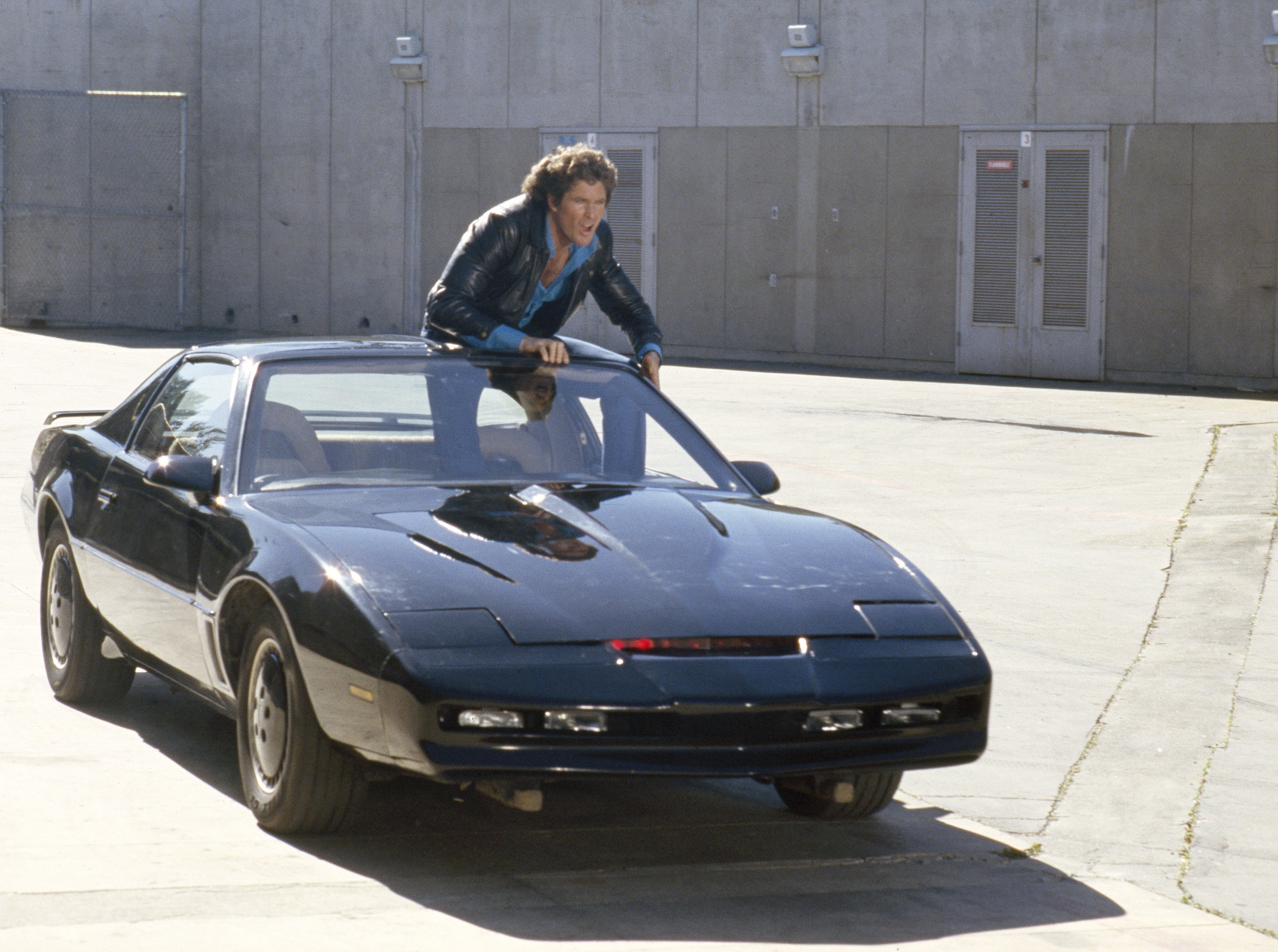 David Hasselhoff als Michael Knight und sein K.I.T.T. | Quelle: Getty Images