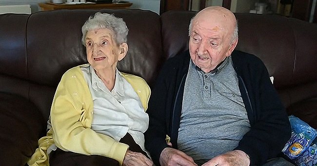 Die 98-jährige Ada Keating und ihr 80-jähriger Sohn Tom Keating zusammen auf einem Foto. | Quelle: Youtube.com/JewishLife
