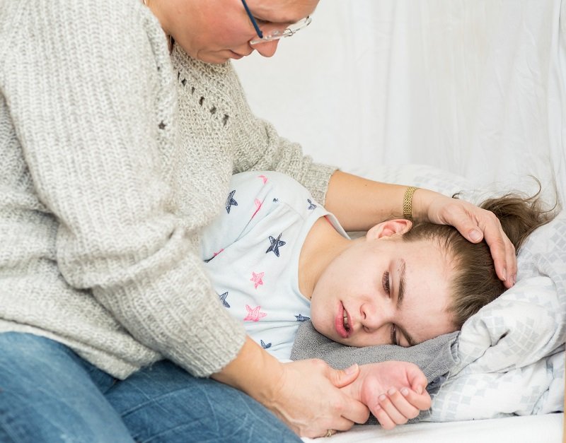 Madre consuela a su hija. Fuente: Shutterstock Madre consuela a su hija. Fuente: Shutterstock