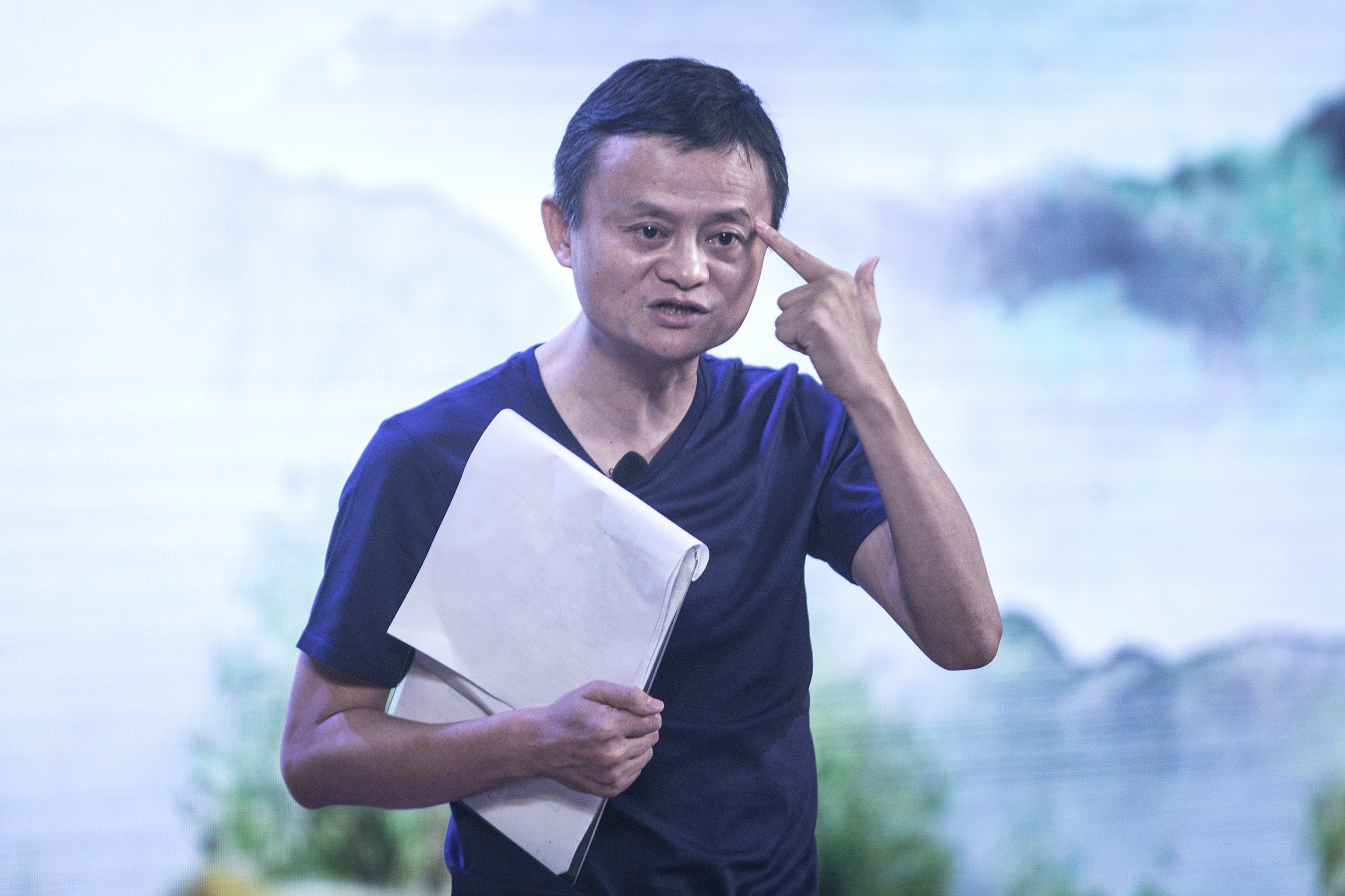 Jack Ma giving a lecture at the gives a speech at the Ò Rural Education Lunch meeting for the Jack Ma Foundation in Sanya, China | Photo: Getty Images