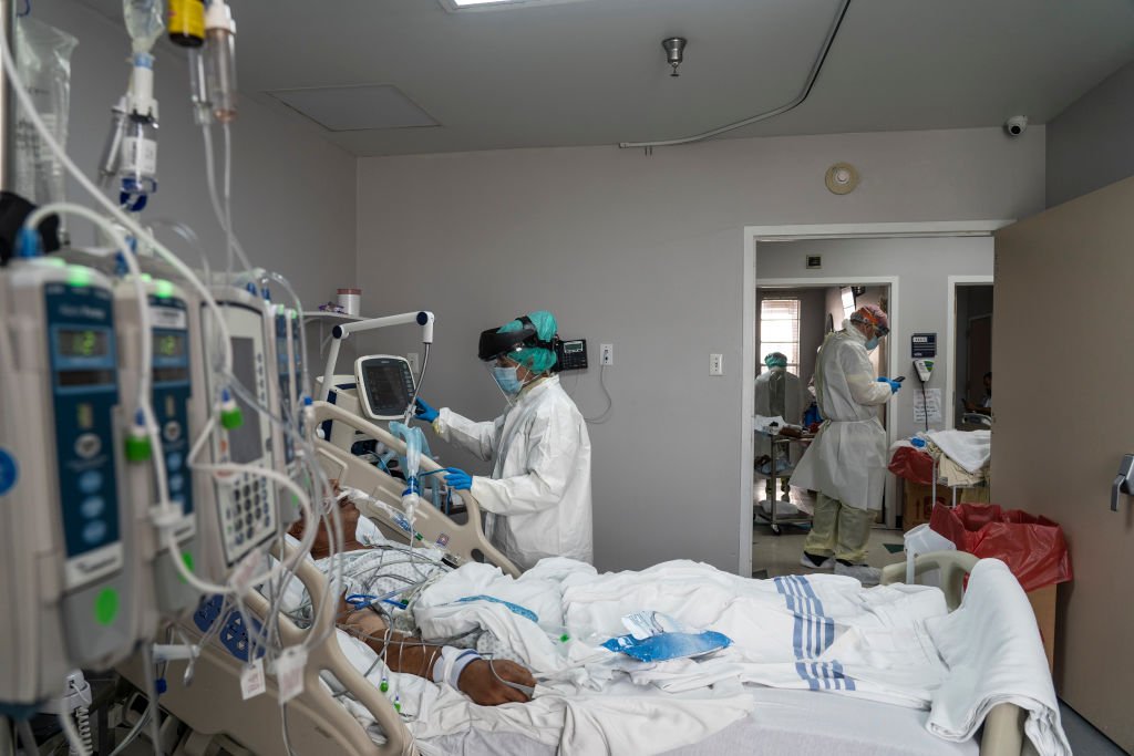 Un patient de la Covid-19 sous intubateur. | Photo : Getty Images