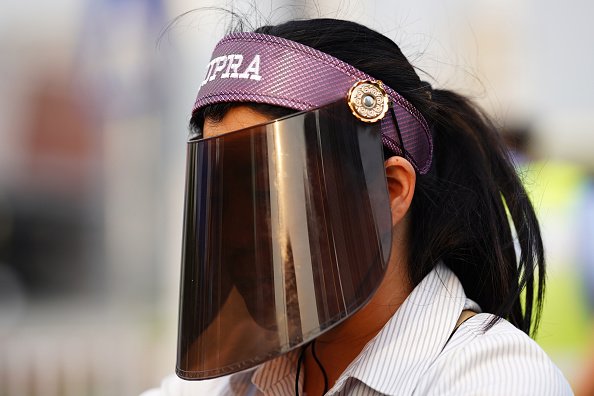 Une femme se couvre le visage avec une visière teintée. |Photo : Getty Images. Une femme se couvre le visage avec une visière teintée. |Photo : Getty Images.