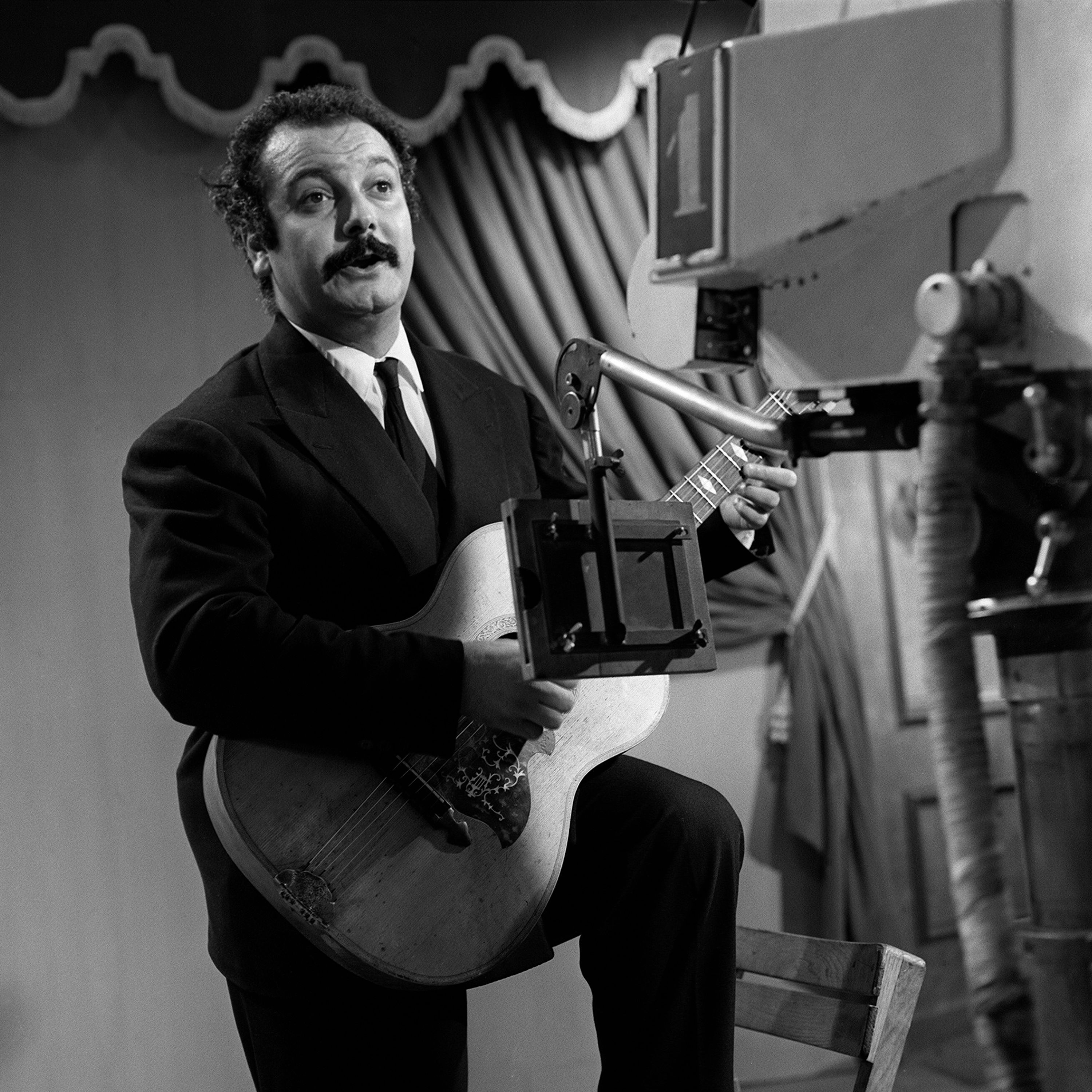 Georges Brassens chante dans l'émission "" TV Paris "" | Photo : Getty Images