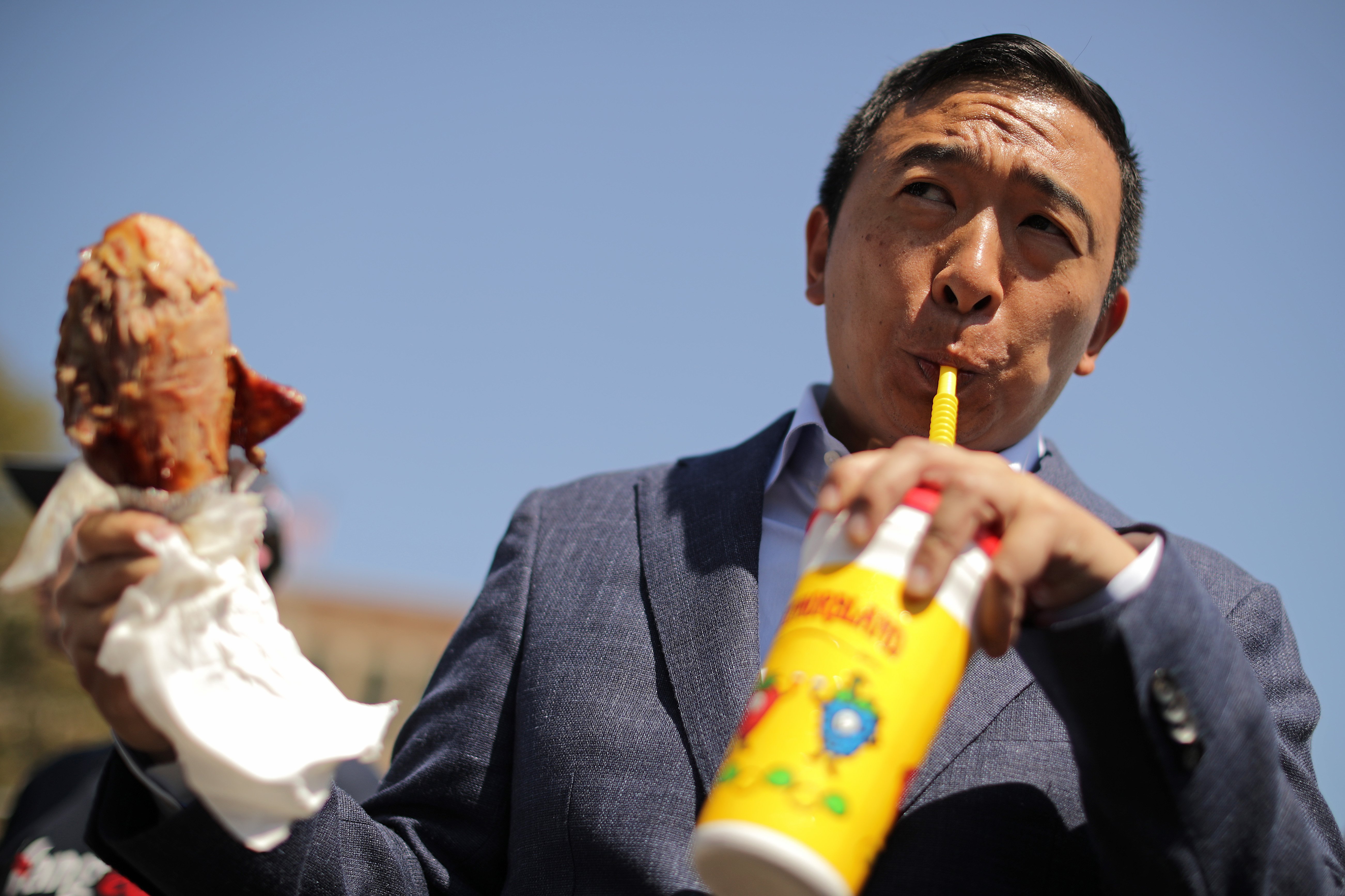 Andrew Yang bebe limonada y come un muslo de pavo en la Feria Estatal de Iowa el 9 de agosto de 2019 | Fuente: Getty Images Andrew Yang bebe limonada y come un muslo de pavo en la Feria Estatal de Iowa el 9 de agosto de 2019 | Fuente: Getty Images