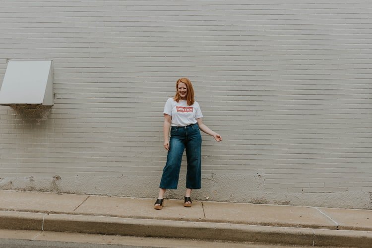 Une femme avec un pantalon évasé. | Photo : Unsplash