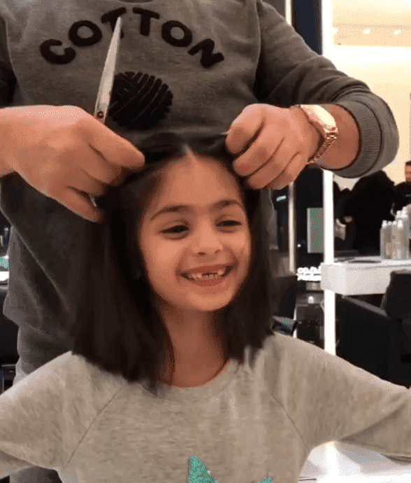 Mädchen beim Friseur - Quelle: Instagram/Yehia/Chokr